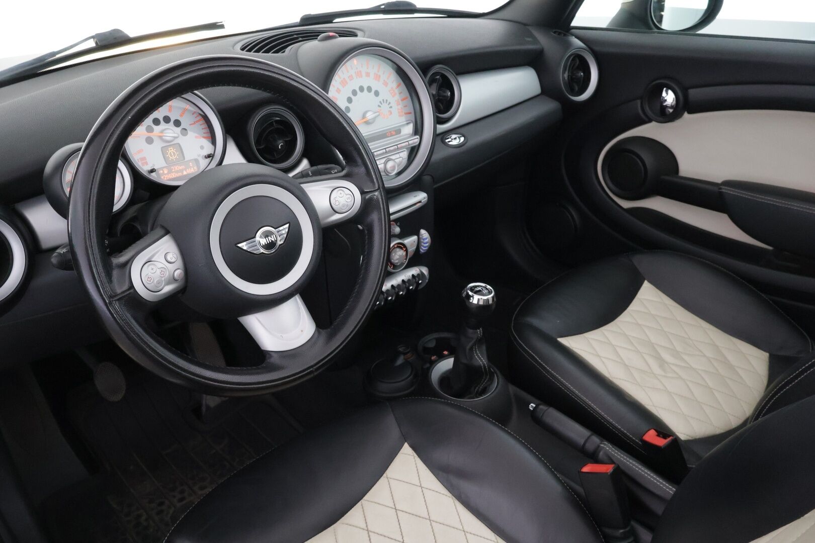 MINI Cooper 2009 R57 Cabriolet *YritysOutlet - Myydään vain yrityksille* - Suomi-auto / Lohkolämmitin / Vakkari / Sähköisesti avattava katto / 2x Minin omat alumiinivanteet huippurenkailla / Ilmastointi / Huoltokirja!