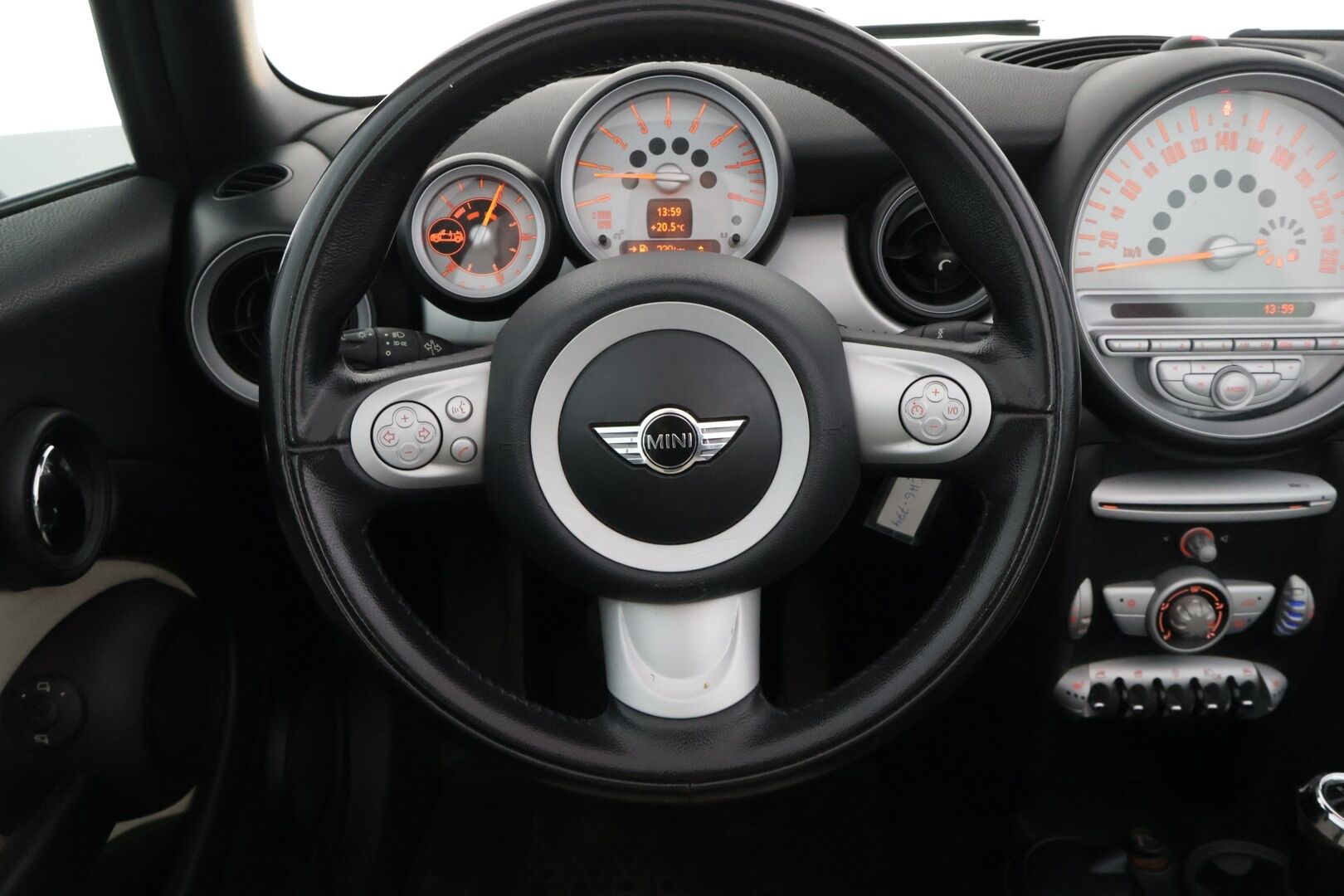 MINI Cooper 2009 R57 Cabriolet *YritysOutlet - Myydään vain yrityksille* - Suomi-auto / Lohkolämmitin / Vakkari / Sähköisesti avattava katto / 2x Minin omat alumiinivanteet huippurenkailla / Ilmastointi / Huoltokirja!