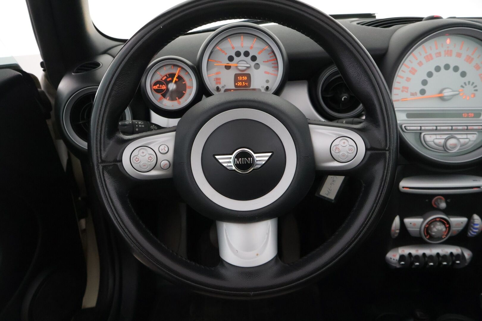 MINI Cooper 2009 R57 Cabriolet *YritysOutlet - Myydään vain yrityksille* - Suomi-auto / Lohkolämmitin / Vakkari / Sähköisesti avattava katto / 2x Minin omat alumiinivanteet huippurenkailla / Ilmastointi / Huoltokirja!