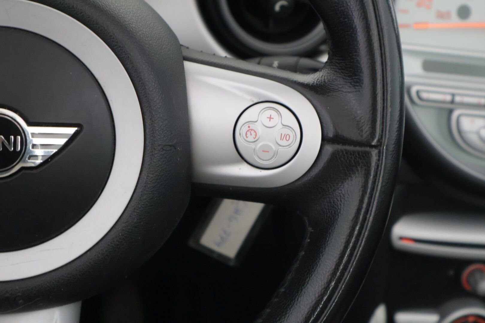 MINI Cooper 2009 R57 Cabriolet *YritysOutlet - Myydään vain yrityksille* - Suomi-auto / Lohkolämmitin / Vakkari / Sähköisesti avattava katto / 2x Minin omat alumiinivanteet huippurenkailla / Ilmastointi / Huoltokirja!