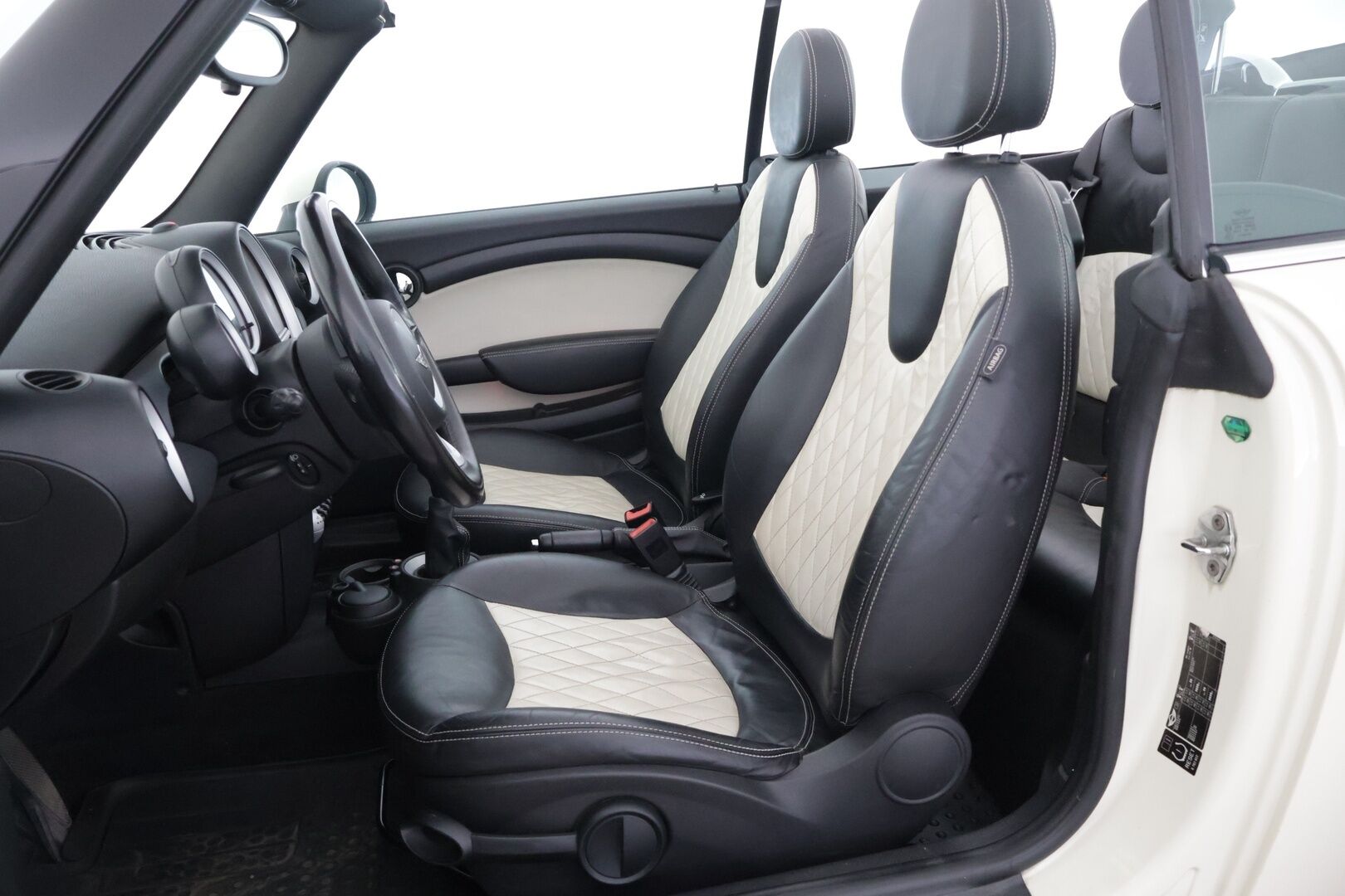 MINI Cooper 2009 R57 Cabriolet *YritysOutlet - Myydään vain yrityksille* - Suomi-auto / Lohkolämmitin / Vakkari / Sähköisesti avattava katto / 2x Minin omat alumiinivanteet huippurenkailla / Ilmastointi / Huoltokirja!