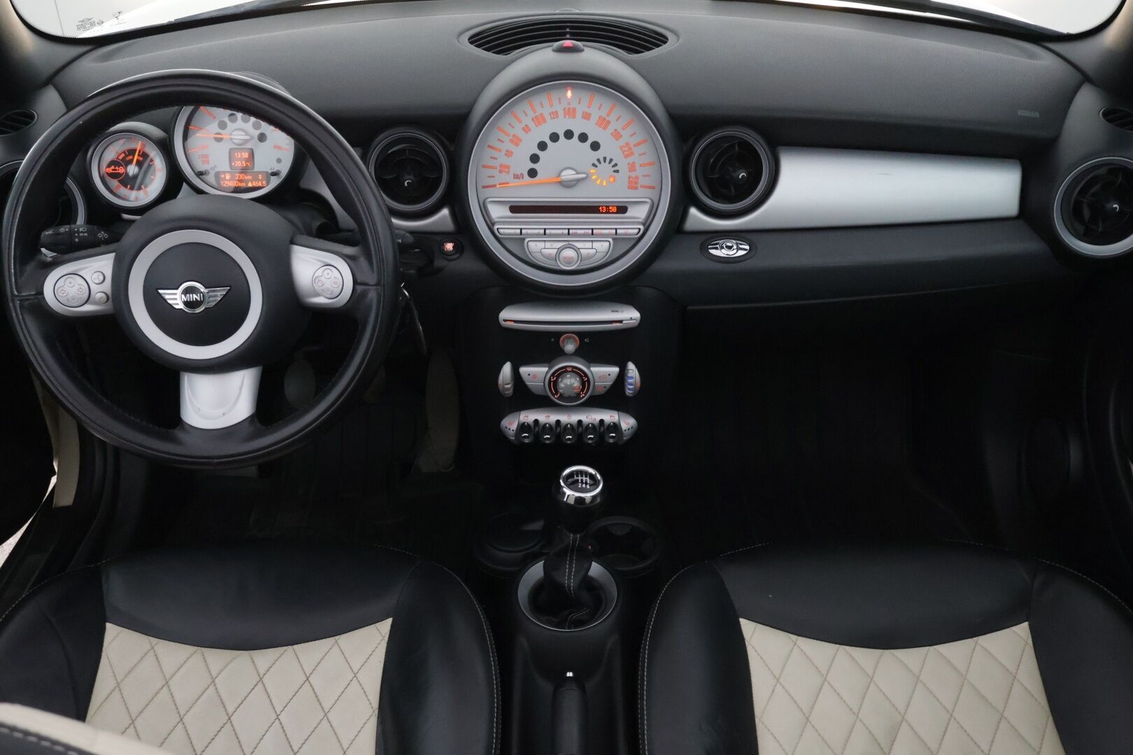 MINI Cooper 2009 R57 Cabriolet *YritysOutlet - Myydään vain yrityksille* - Suomi-auto / Lohkolämmitin / Vakkari / Sähköisesti avattava katto / 2x Minin omat alumiinivanteet huippurenkailla / Ilmastointi / Huoltokirja!