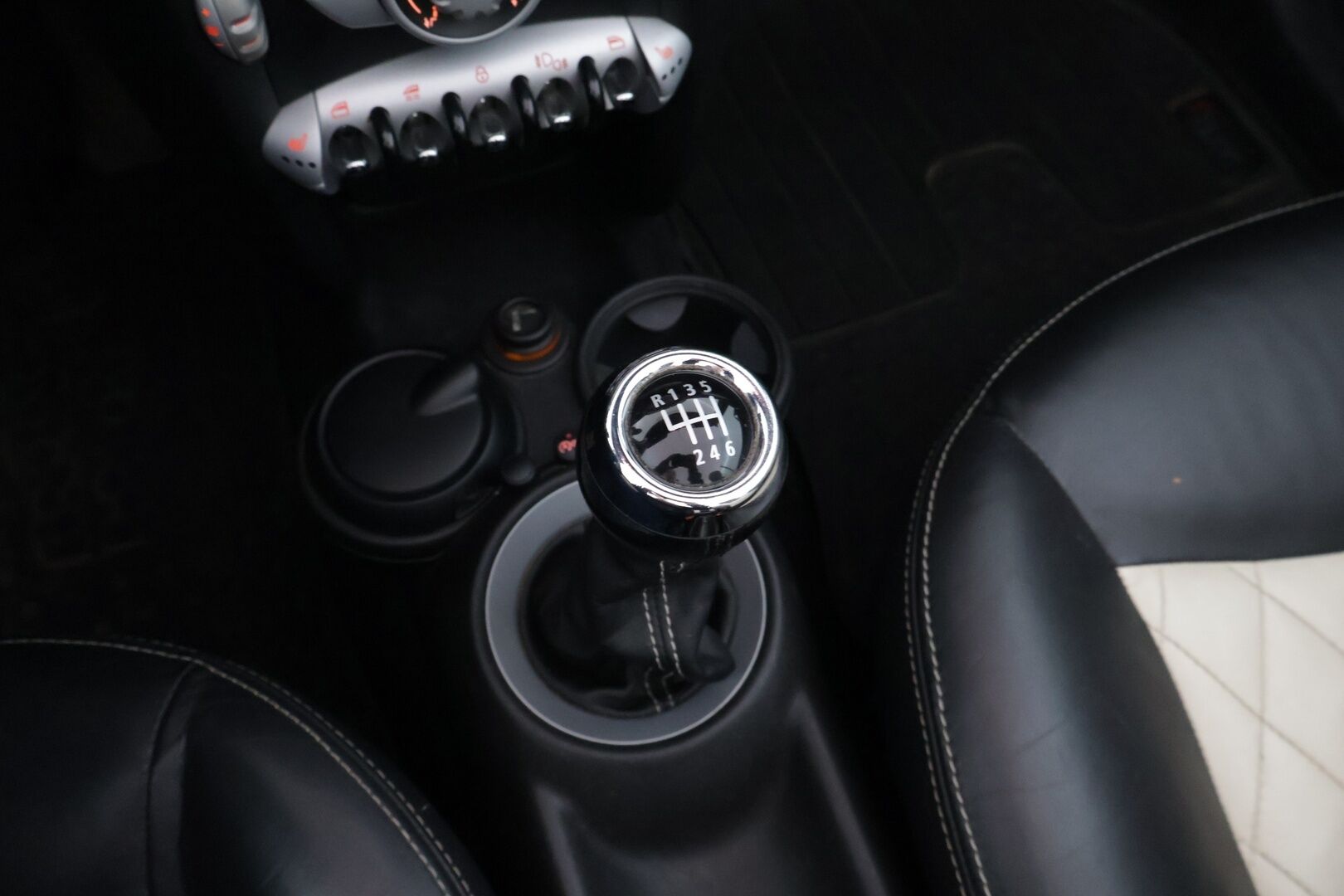MINI Cooper 2009 R57 Cabriolet *YritysOutlet - Myydään vain yrityksille* - Suomi-auto / Lohkolämmitin / Vakkari / Sähköisesti avattava katto / 2x Minin omat alumiinivanteet huippurenkailla / Ilmastointi / Huoltokirja!