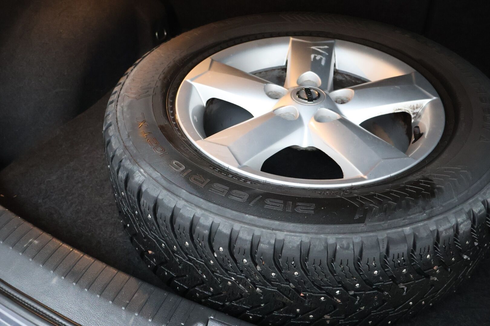 Nissan Qashqai 2009 1,6 Visia 5 MT 2 WD / YritysOutlet - Myydään vain yrityksille - 2x renkaat / luottopeli!