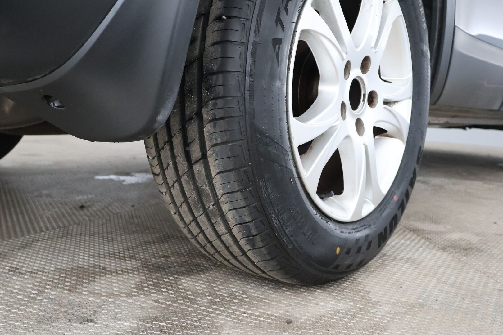 Nissan Qashqai 2009 1,6 Visia 5 MT 2 WD / YritysOutlet - Myydään vain yrityksille - 2x renkaat / luottopeli!