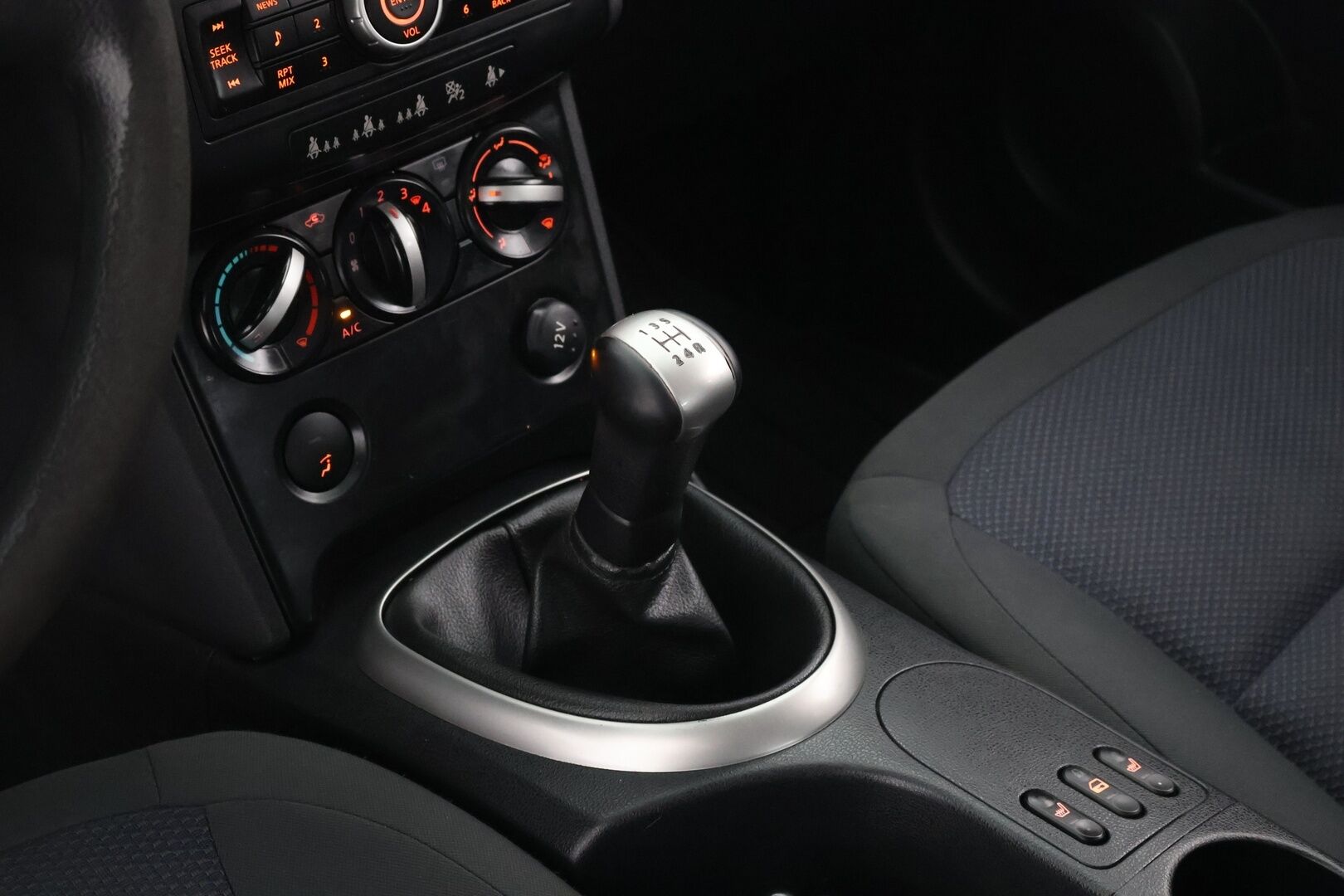 Nissan Qashqai 2009 1,6 Visia 5 MT 2 WD / YritysOutlet - Myydään vain yrityksille - 2x renkaat / luottopeli!