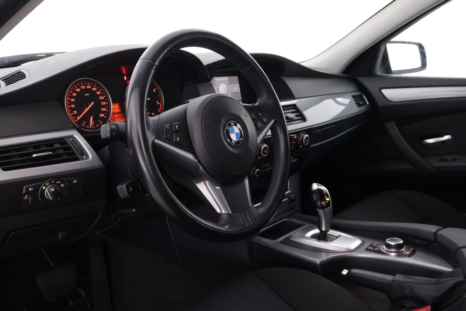 BMW 520 2009 E60 Sedan Business *Vakkari / Lohko / Tutkat / Xenon* - Todella siistikuntoinen ja hyvin huollettu Suomiauto kaksilla Nokian renkailla ja BMW:n vanteilla!