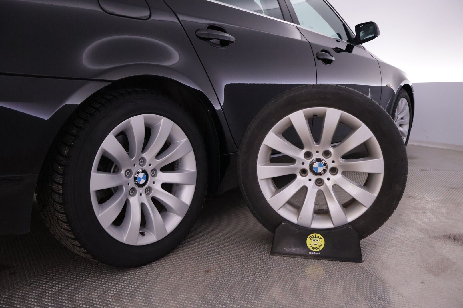 BMW 520 2009 E60 Sedan Business *Vakkari / Lohko / Tutkat / Xenon* - Todella siistikuntoinen ja hyvin huollettu Suomiauto kaksilla Nokian renkailla ja BMW:n vanteilla!