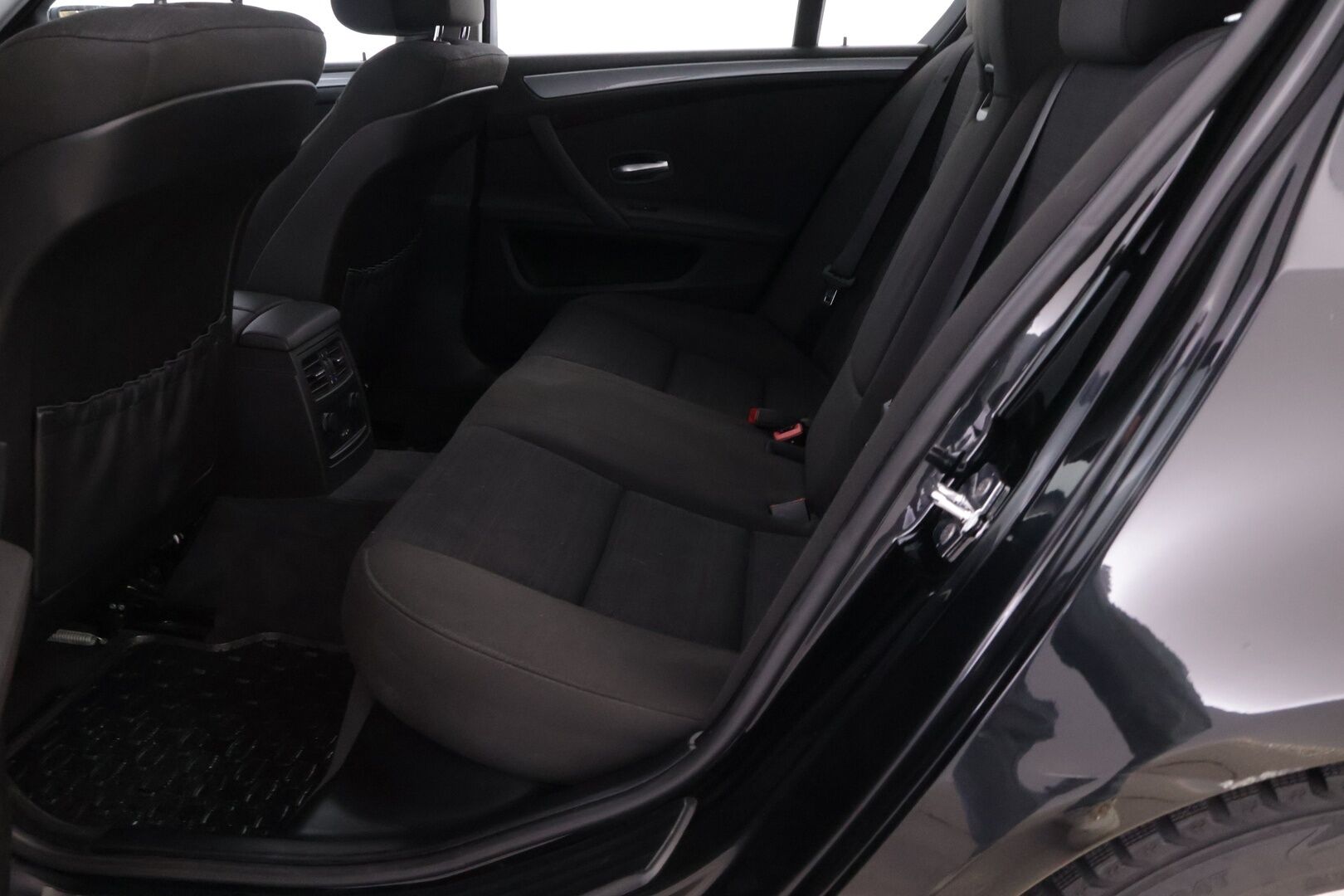 BMW 520 2009 E60 Sedan Business *Vakkari / Lohko / Tutkat / Xenon* - Todella siistikuntoinen ja hyvin huollettu Suomiauto kaksilla Nokian renkailla ja BMW:n vanteilla!