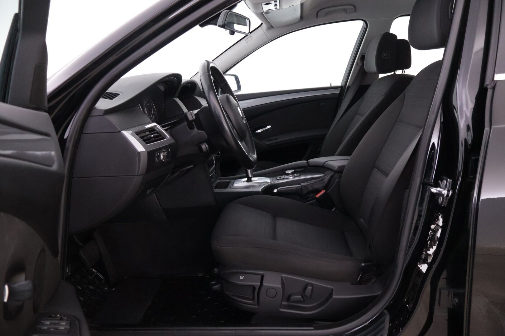 BMW 520 2009 E60 Sedan Business *Vakkari / Lohko / Tutkat / Xenon* - Todella siistikuntoinen ja hyvin huollettu Suomiauto kaksilla Nokian renkailla ja BMW:n vanteilla!