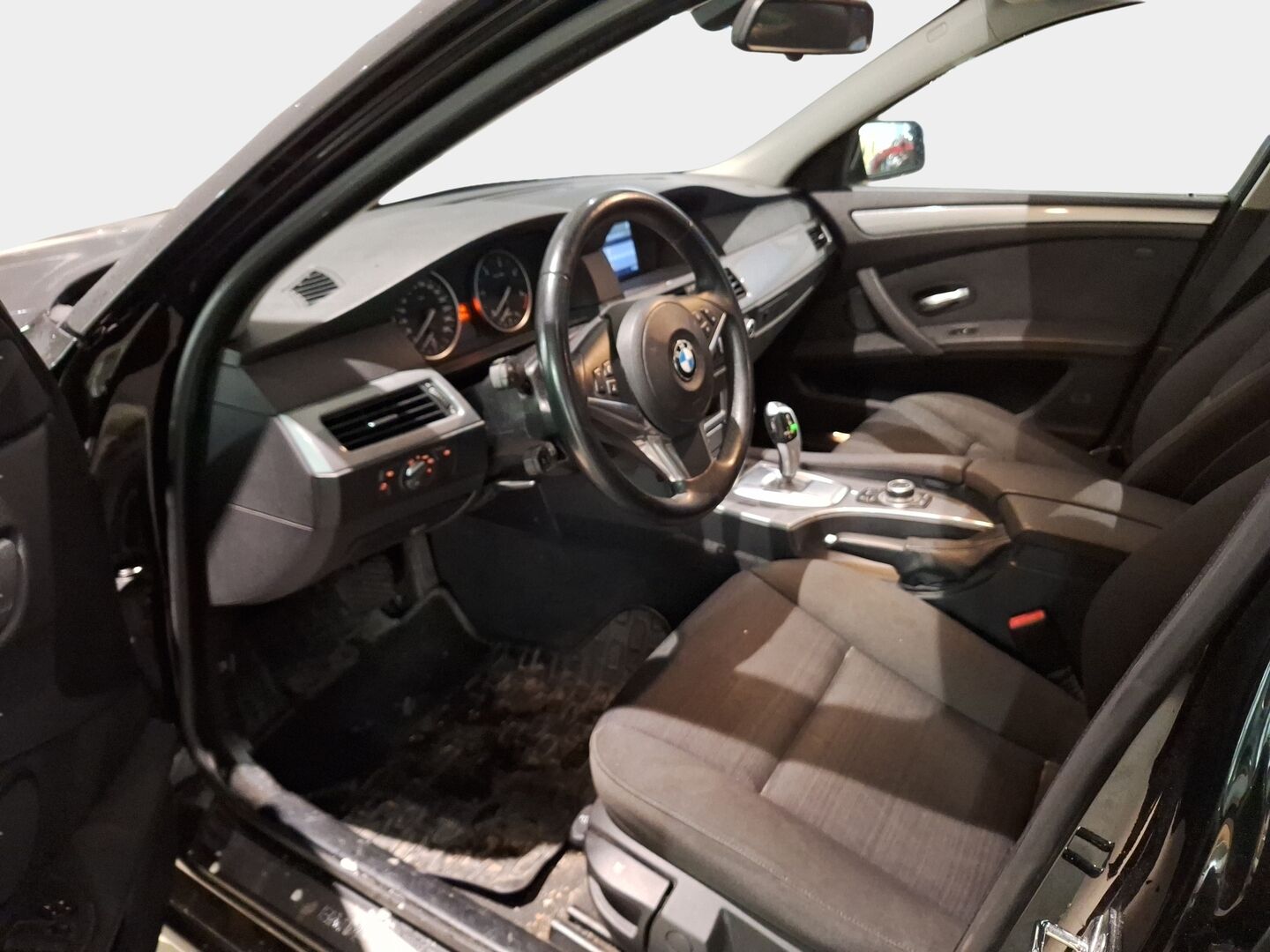 BMW 520 2009 E60 Sedan Business *Vakkari / Lohko / Tutkat / Xenon* - Todella siistikuntoinen ja hyvin huollettu Suomiauto kaksilla Nokian renkailla ja BMW:n vanteilla!