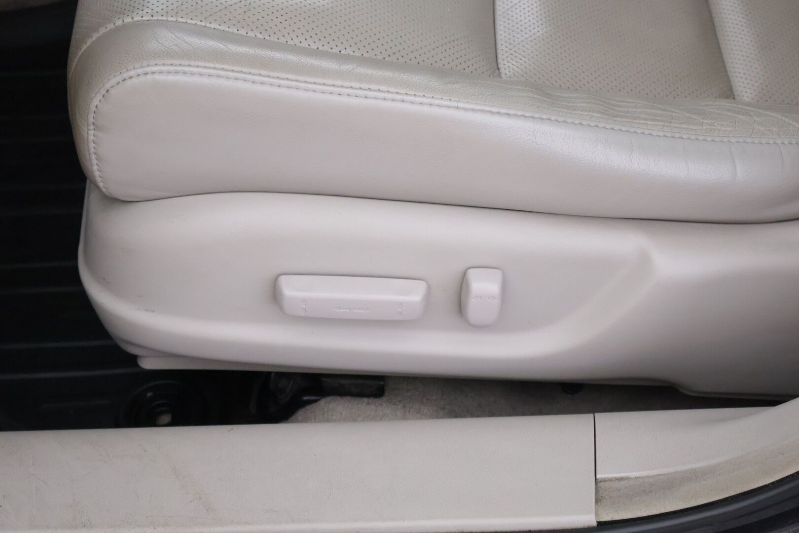 Honda Accord 2010 4D 2,4 Executive Navi AT Business - Sähkösäätöinen kuljettajanistuin muistilla / Nahkasisusta / Siisti yksilö! / Hyvin huollettu ja juuri leimattu.