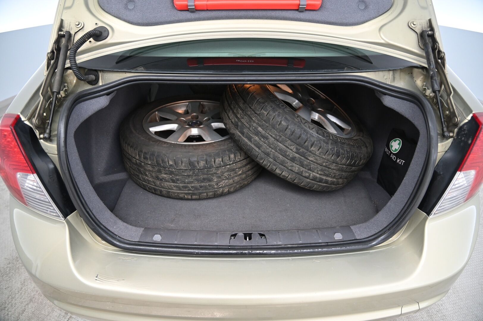 Volvo S40 2009 1,6D DRIVe *Tämä auto myydään Yritysoutletissa vain yrityksille* *Webasto / 2x alut / Hyvin huollettu* - *TÄMÄ AUTO MYYDÄÄN YRITYSOUTLETISSA VAIN YRITYKSILLE*