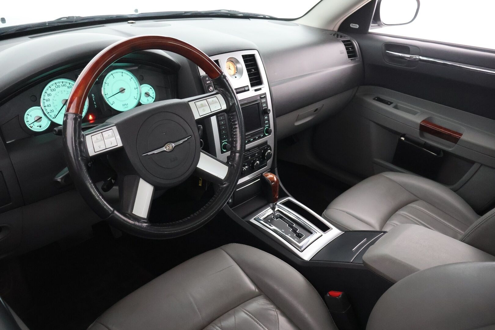 Chrysler 300C 2006 300C Sedan (AA) 4ov 2987cm3 A / Panorama / Muistipenkki / Boston Audio / Myydään Huutokaupat.comissa. - Myydään Huutokaupat.comissa