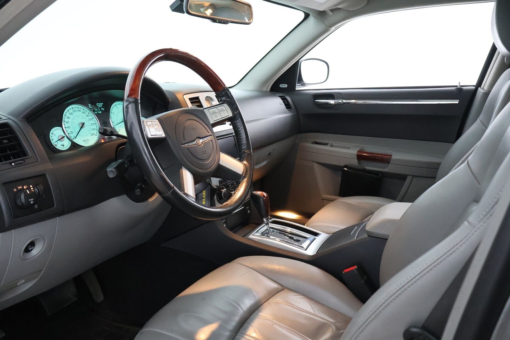 Chrysler 300C 2006 300C Sedan (AA) 4ov 2987cm3 A / Panorama / Muistipenkki / Boston Audio / Myydään Huutokaupat.comissa. - Myydään Huutokaupat.comissa