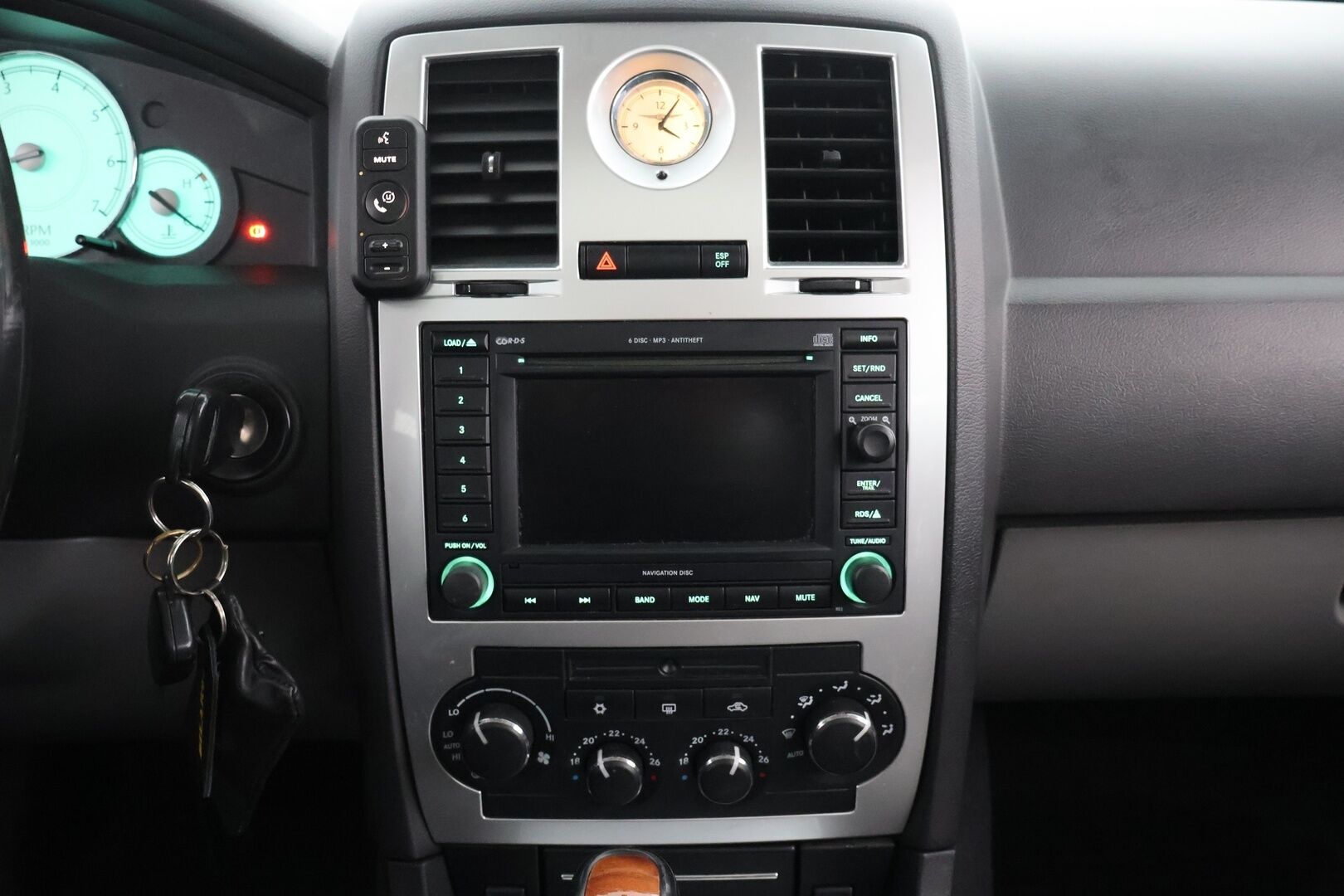 Chrysler 300C 2006 300C Sedan (AA) 4ov 2987cm3 A / Panorama / Muistipenkki / Boston Audio / Myydään Huutokaupat.comissa. - Myydään Huutokaupat.comissa