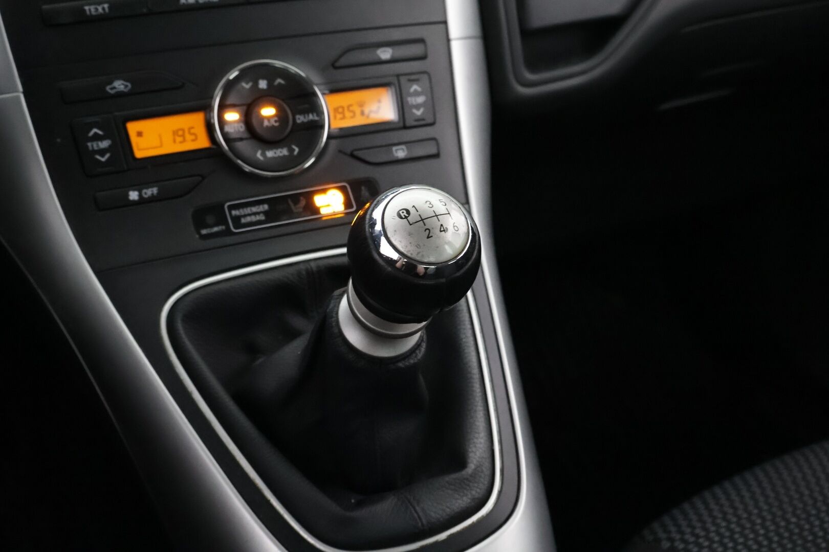 Toyota Auris 2011 1,4 D-4D DPF Linea Sol 5ov MYYDÄÄN HUUTOKAUPAT.COM! - MYYDÄÄN HUUTOKAUPAT.COM!