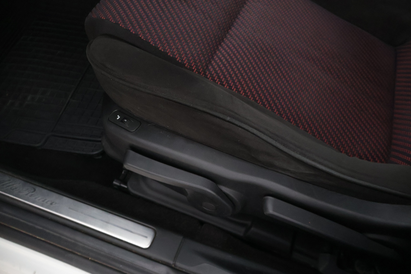 Alfa Romeo 159 2010 Sportwagon 1750 TBi 200hv  YritysOutlet - Myydään vain yrityksille / Suomiauto / Vetokoukku / Bose / Vakkari * - *Turbo vaihdettu 200tkm / 2x renkaat / Kytkin&vauhtipyörä vaihdettu 195tkm / Yllättävän siisti!*