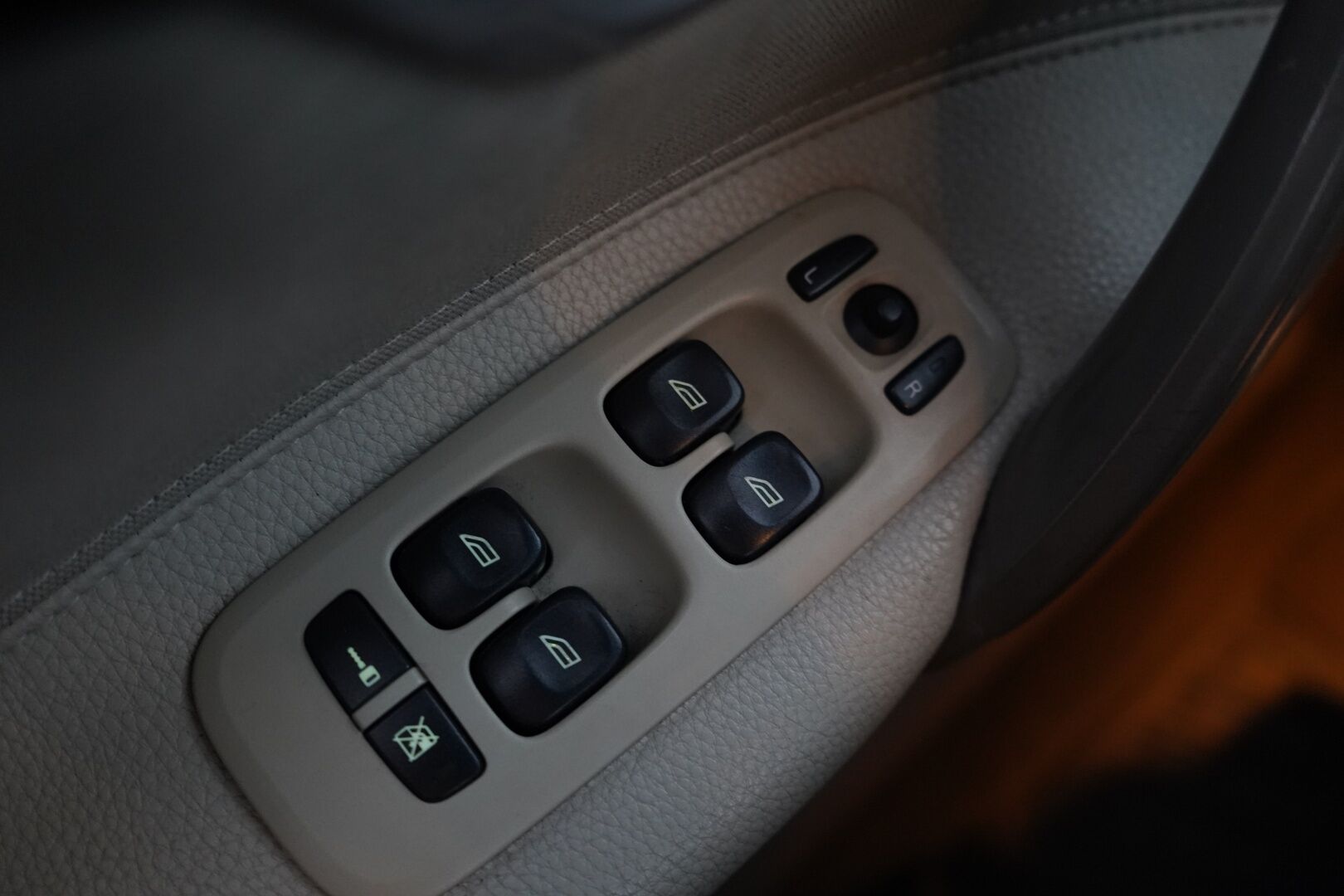 Volvo V70 2004 V70 Farmari  MYYDÄÄN HUUTOKAUPAT.COM  *Lohkolämmitin / Koukku / Vakkari* - TÄMÄ UPEA VOLVO MYYDÄÄN HUUTOKAUPAT.COM
