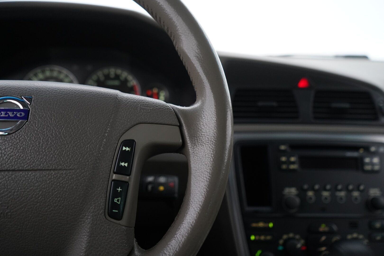 Volvo V70 2004 V70 Farmari  MYYDÄÄN HUUTOKAUPAT.COM  *Lohkolämmitin / Koukku / Vakkari* - TÄMÄ UPEA VOLVO MYYDÄÄN HUUTOKAUPAT.COM