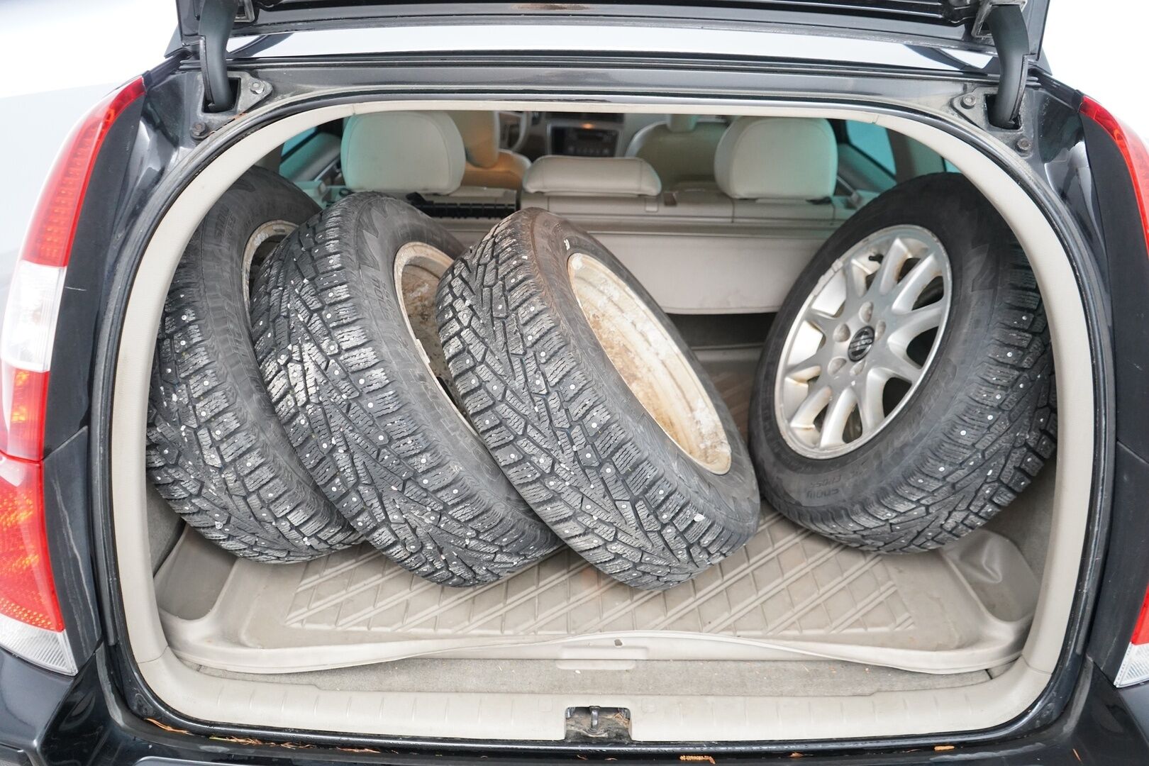 Volvo V70 2004 V70 Farmari  MYYDÄÄN HUUTOKAUPAT.COM  *Lohkolämmitin / Koukku / Vakkari* - TÄMÄ UPEA VOLVO MYYDÄÄN HUUTOKAUPAT.COM