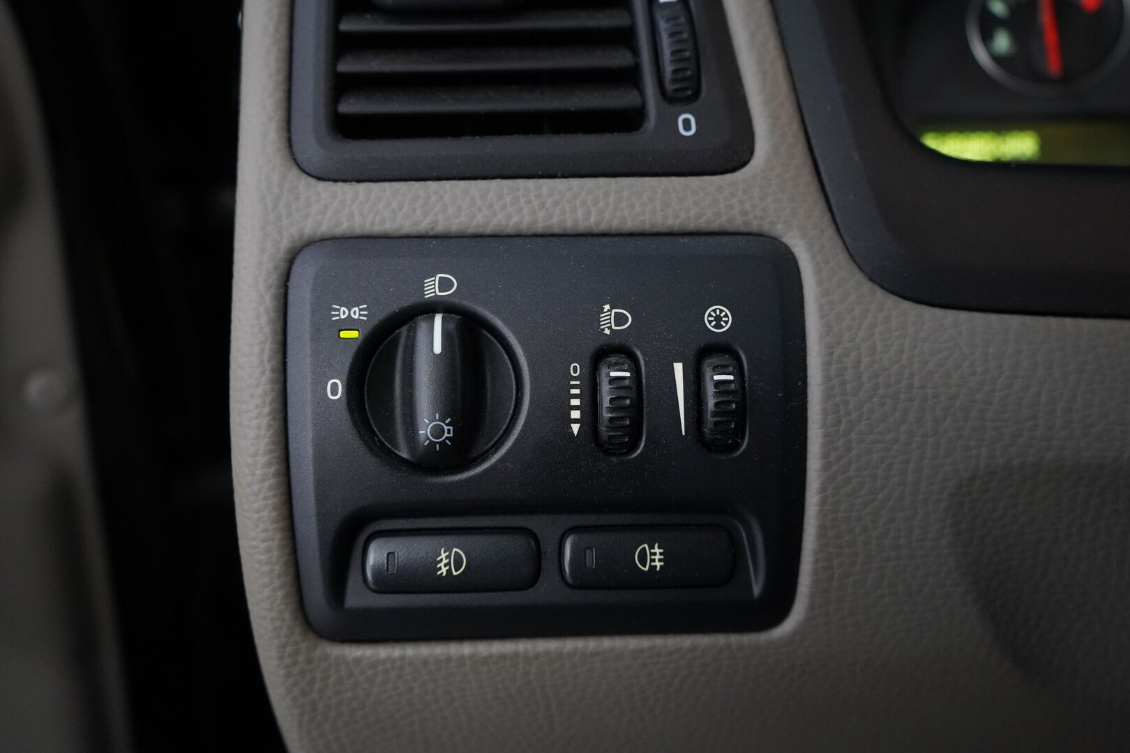 Volvo V70 2004 V70 Farmari  MYYDÄÄN HUUTOKAUPAT.COM  *Lohkolämmitin / Koukku / Vakkari* - TÄMÄ UPEA VOLVO MYYDÄÄN HUUTOKAUPAT.COM