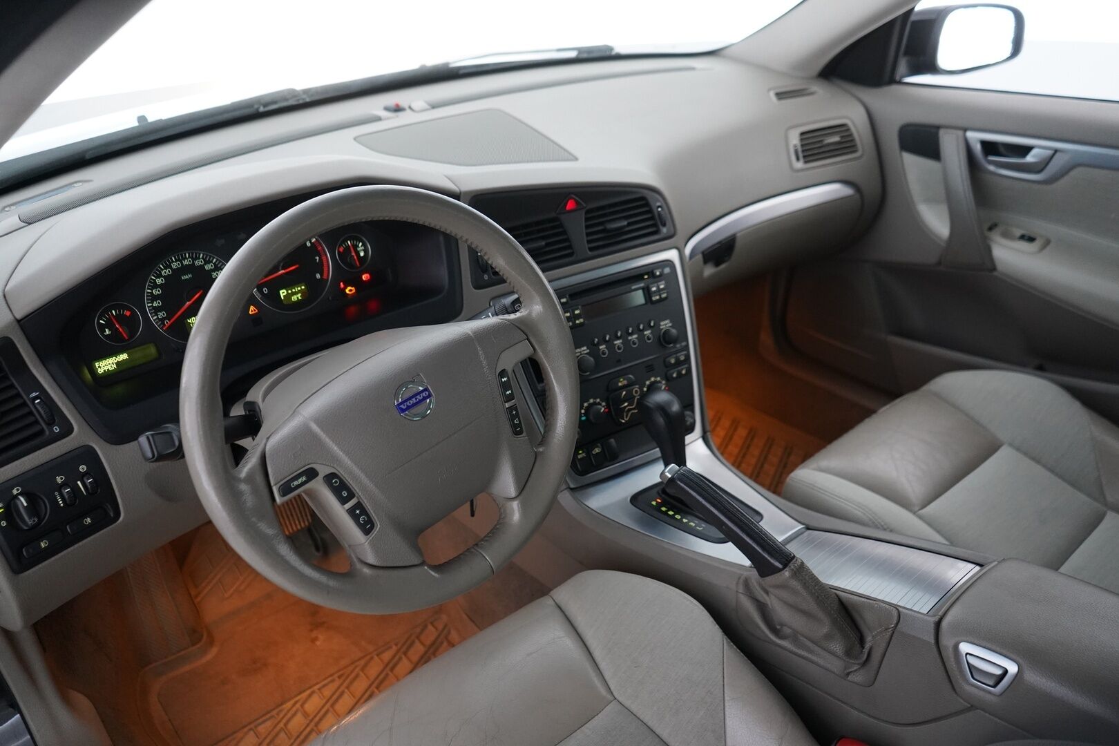 Volvo V70 2004 V70 Farmari  MYYDÄÄN HUUTOKAUPAT.COM  *Lohkolämmitin / Koukku / Vakkari* - TÄMÄ UPEA VOLVO MYYDÄÄN HUUTOKAUPAT.COM