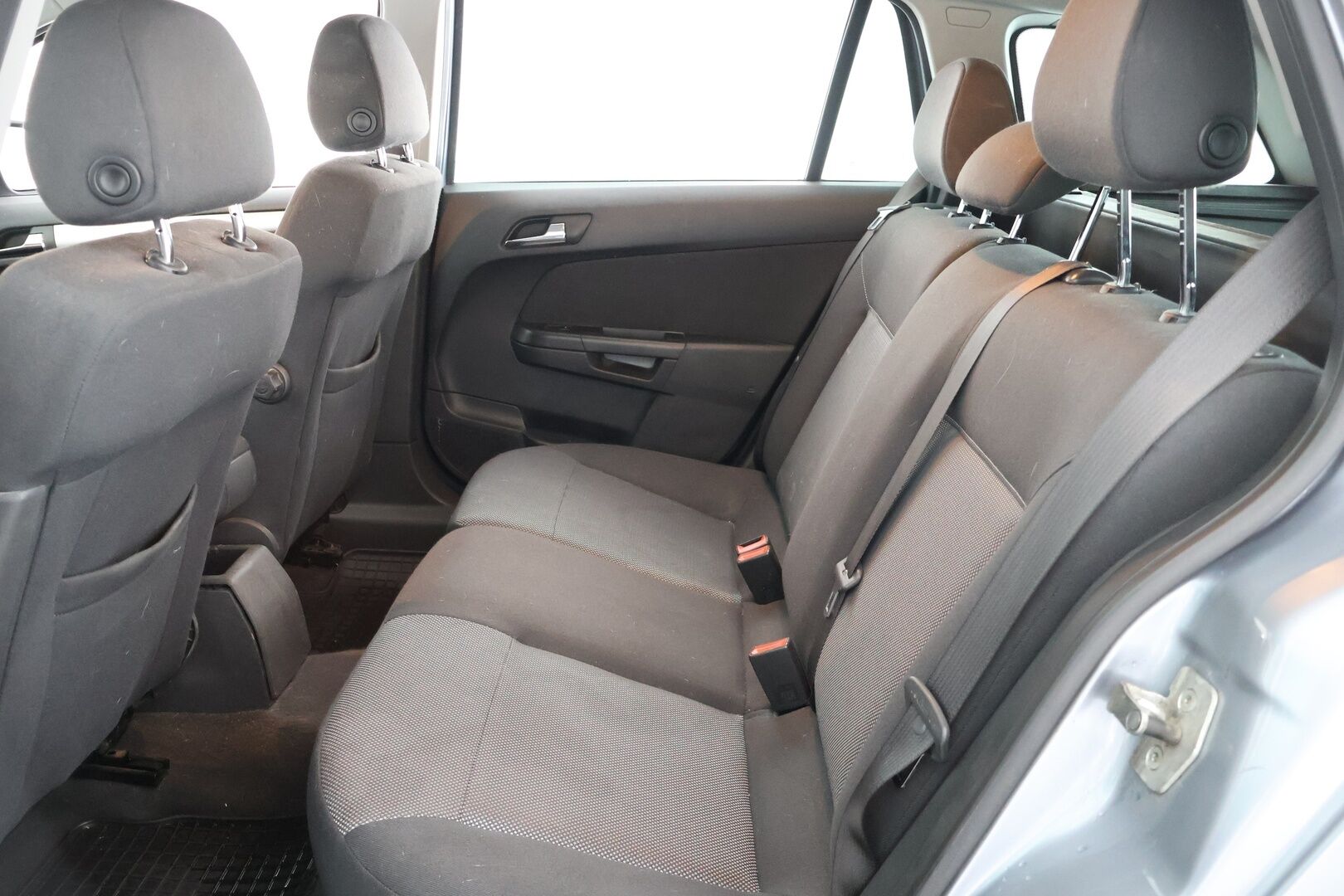 Opel Astra 2010 Wagon Ultimate 1,6 Ecotec 85kW MT5 | Myydään Huutokaupat.com | - |MYYDÄÄN HUUTOKAUPAT.COM | Vetokoukku | Lohkolämmitin sisäpistokkeella | 2x renkaat | Penkinlämmittimet | Ilmastointi |