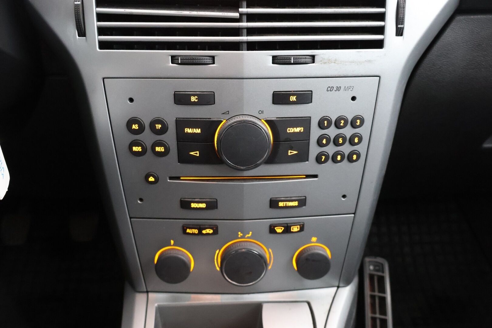 Opel Astra 2010 Wagon Ultimate 1,6 Ecotec 85kW MT5 | Myydään Huutokaupat.com | - |MYYDÄÄN HUUTOKAUPAT.COM | Vetokoukku | Lohkolämmitin sisäpistokkeella | 2x renkaat | Penkinlämmittimet | Ilmastointi |
