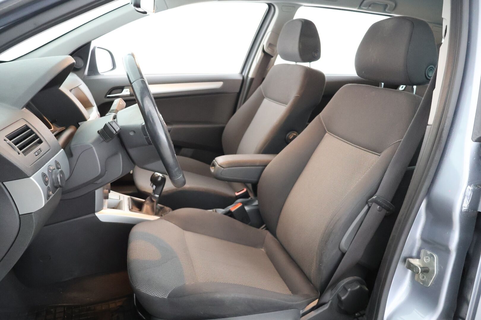 Opel Astra 2010 Wagon Ultimate 1,6 Ecotec 85kW MT5 | Myydään Huutokaupat.com | - |MYYDÄÄN HUUTOKAUPAT.COM | Vetokoukku | Lohkolämmitin sisäpistokkeella | 2x renkaat | Penkinlämmittimet | Ilmastointi |