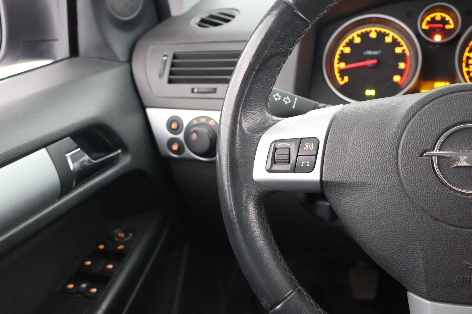 Opel Astra 2010 Wagon Ultimate 1,6 Ecotec 85kW MT5 | Myydään Huutokaupat.com | - |MYYDÄÄN HUUTOKAUPAT.COM | Vetokoukku | Lohkolämmitin sisäpistokkeella | 2x renkaat | Penkinlämmittimet | Ilmastointi |