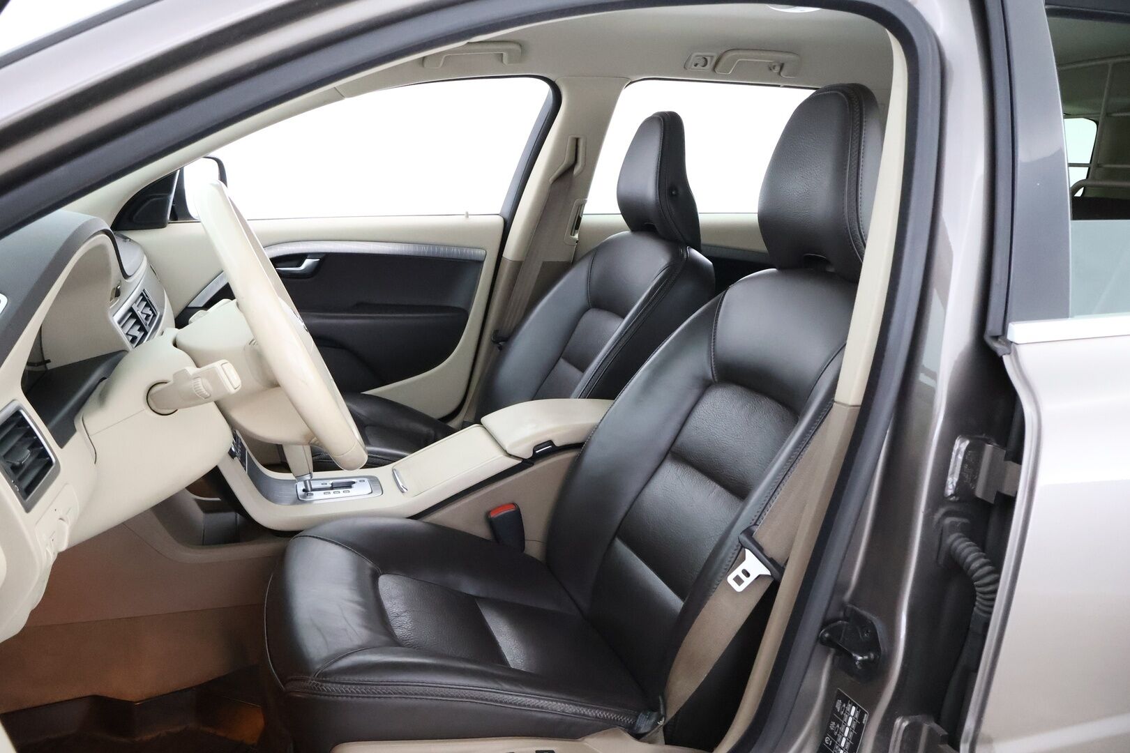 Volvo XC70 2009 D5 AWD Summum aut - Webasto / Nahkasisusta / Muistipenkki / Vetokoukku / Navi / Sähköluukku / Vakkari / Hyvät varusteet!