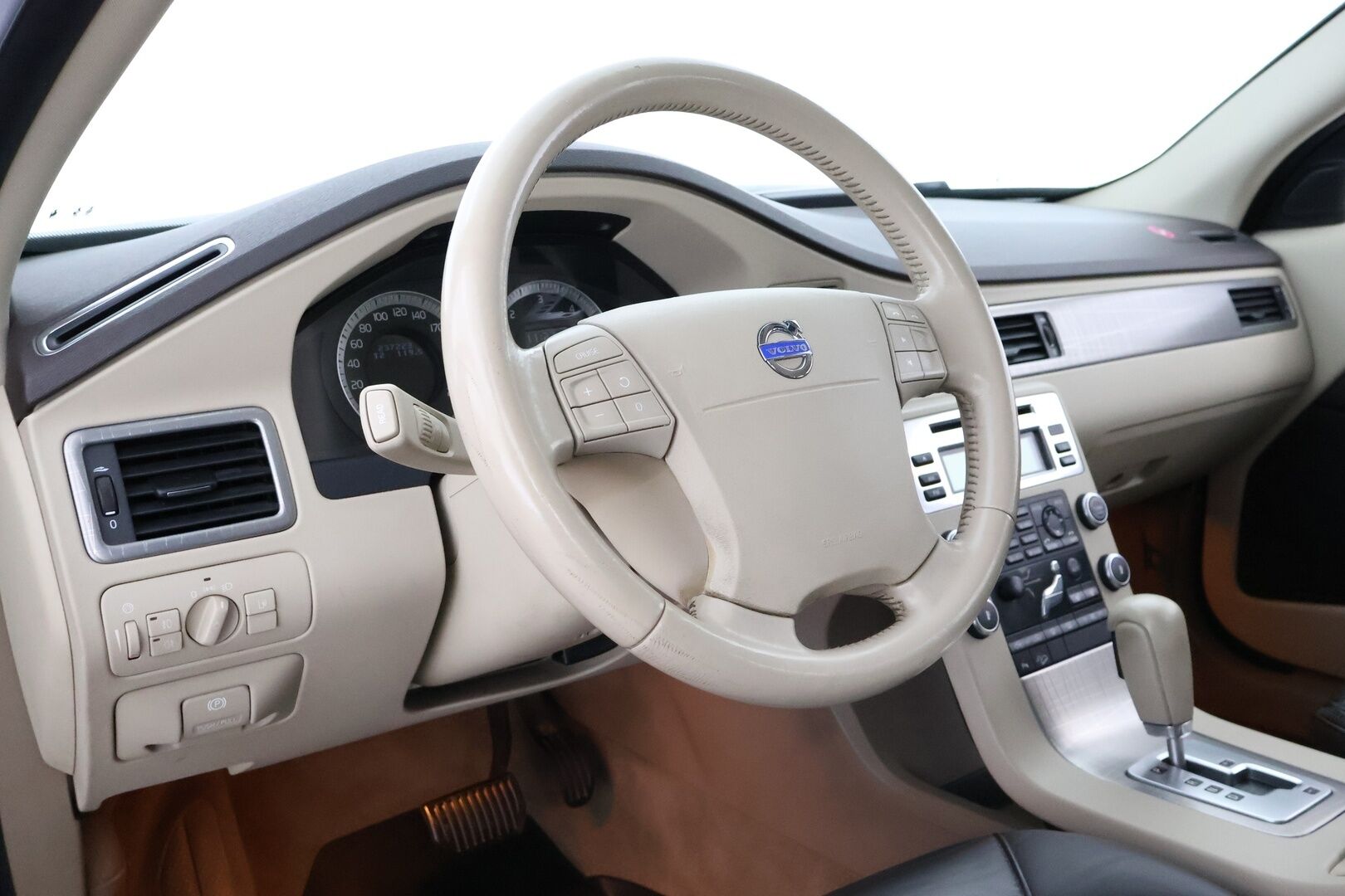 Volvo XC70 2009 D5 AWD Summum aut - Webasto / Nahkasisusta / Muistipenkki / Vetokoukku / Navi / Sähköluukku / Vakkari / Hyvät varusteet!
