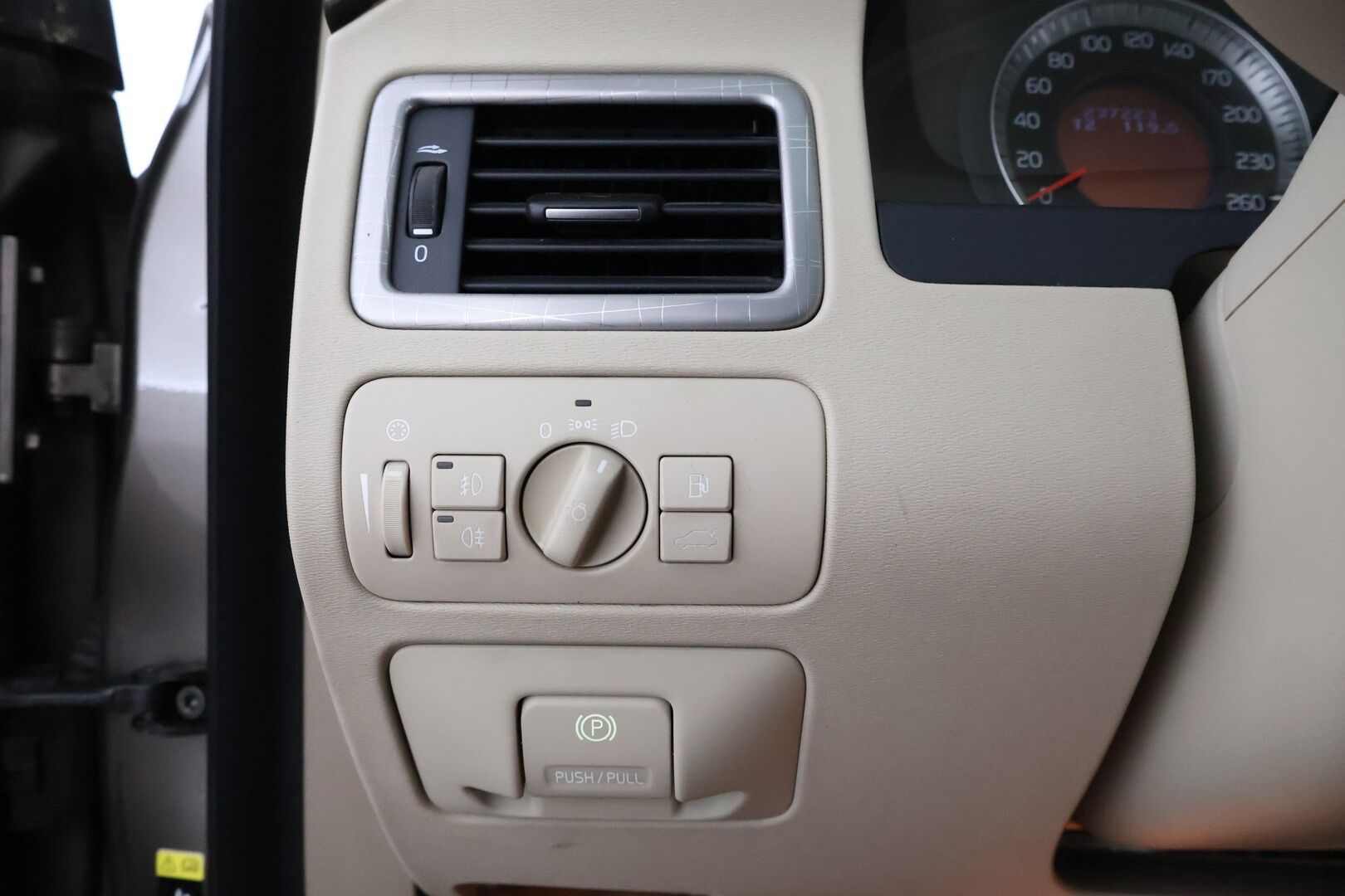 Volvo XC70 2009 D5 AWD Summum aut - Webasto / Nahkasisusta / Muistipenkki / Vetokoukku / Navi / Sähköluukku / Vakkari / Hyvät varusteet!