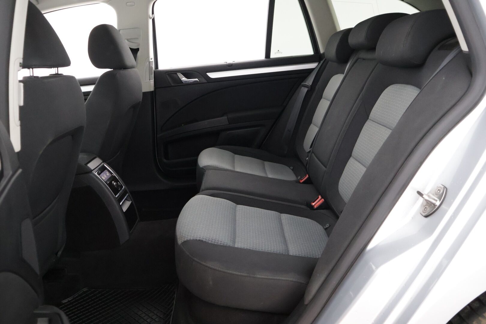 Skoda Superb 2011 Combi 1,8 TSI Ambition DSG Autom */ Lohko / Xenon / Suomiauto / Vakkari /*