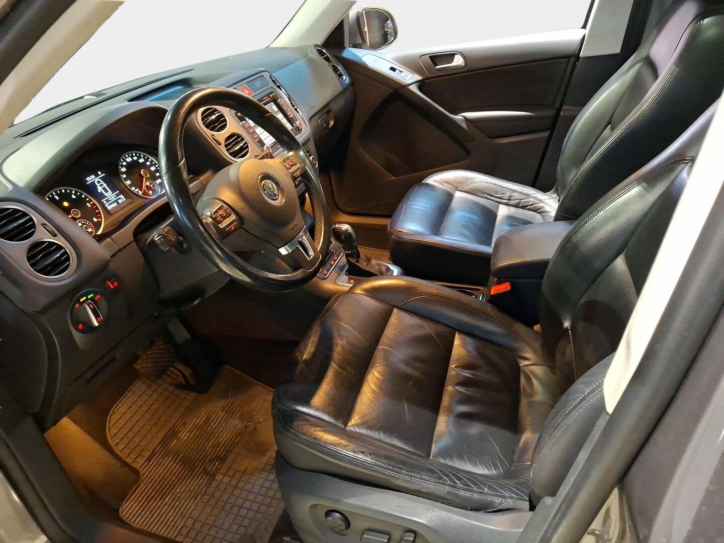 Volkswagen Tiguan 2011 Sport & Style 2,0 TDI 103 kW (140 hv) 4MOTION DSG-automaatti - YritysOutlet - Myydään vain yrityksille - - YritysOutlet - Myydään vain yrityksille / SUPERVARUSTEET!