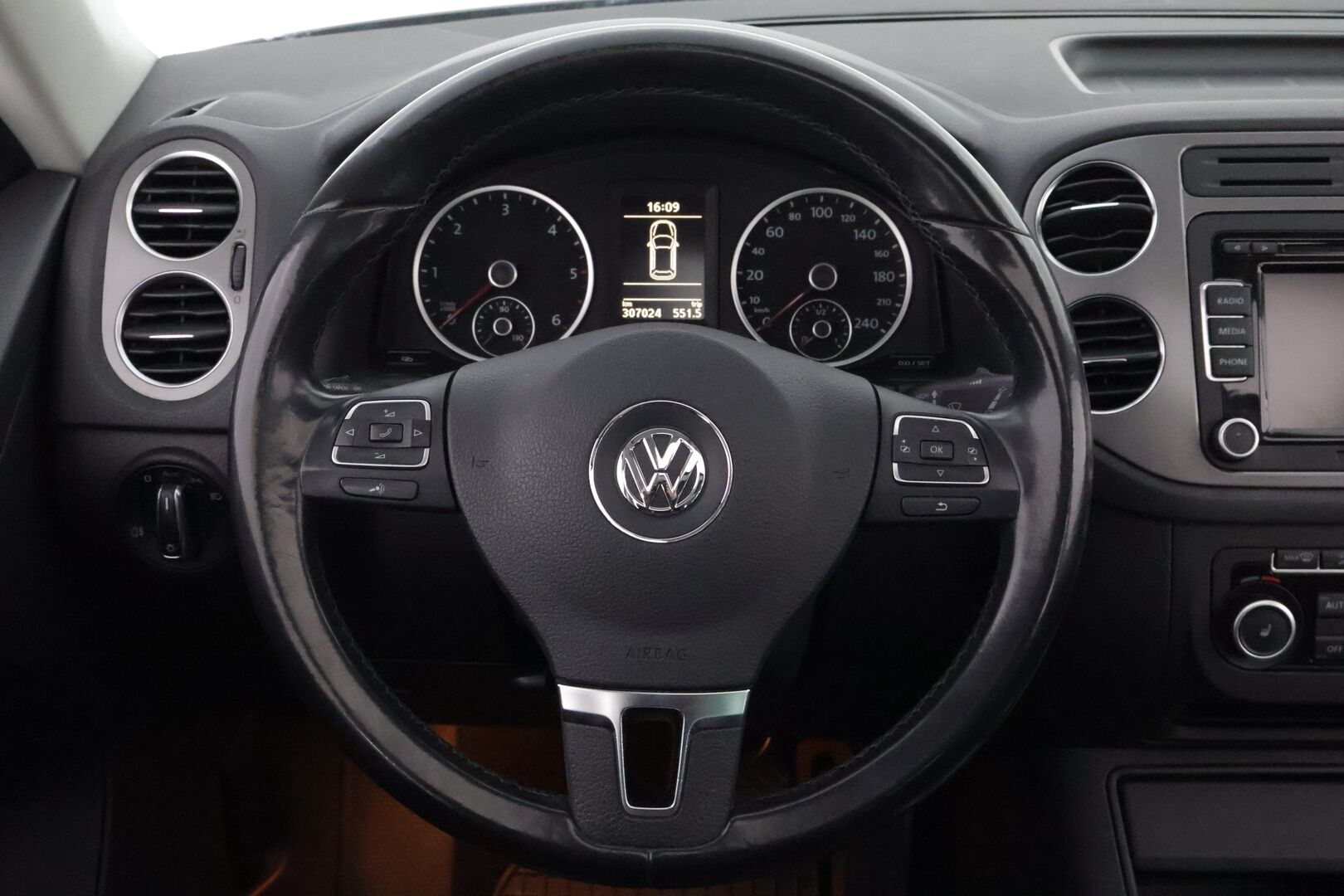 Volkswagen Tiguan 2011 Sport & Style 2,0 TDI 103 kW (140 hv) 4MOTION DSG-automaatti MYYDÄÄN HUUTOKAUPAT.COM! - MYYDÄÄN HUUTOKAUPAT.COM!