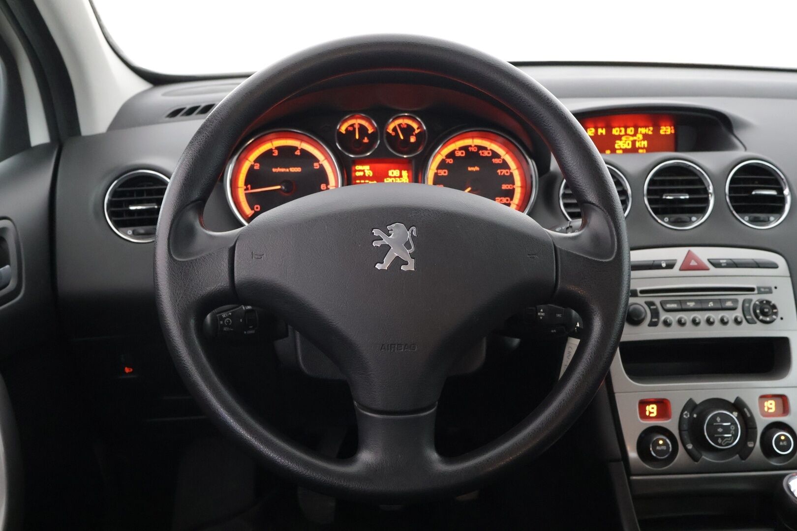Peugeot 308 2011 VTi 120 Millesim 200 II 5-ov ** Cruise / Huollettu / Lohko + sisäpistok.**** - Maltillinen omistaja historia (2-Omistajaa) / Kahdet hyvät renkaat