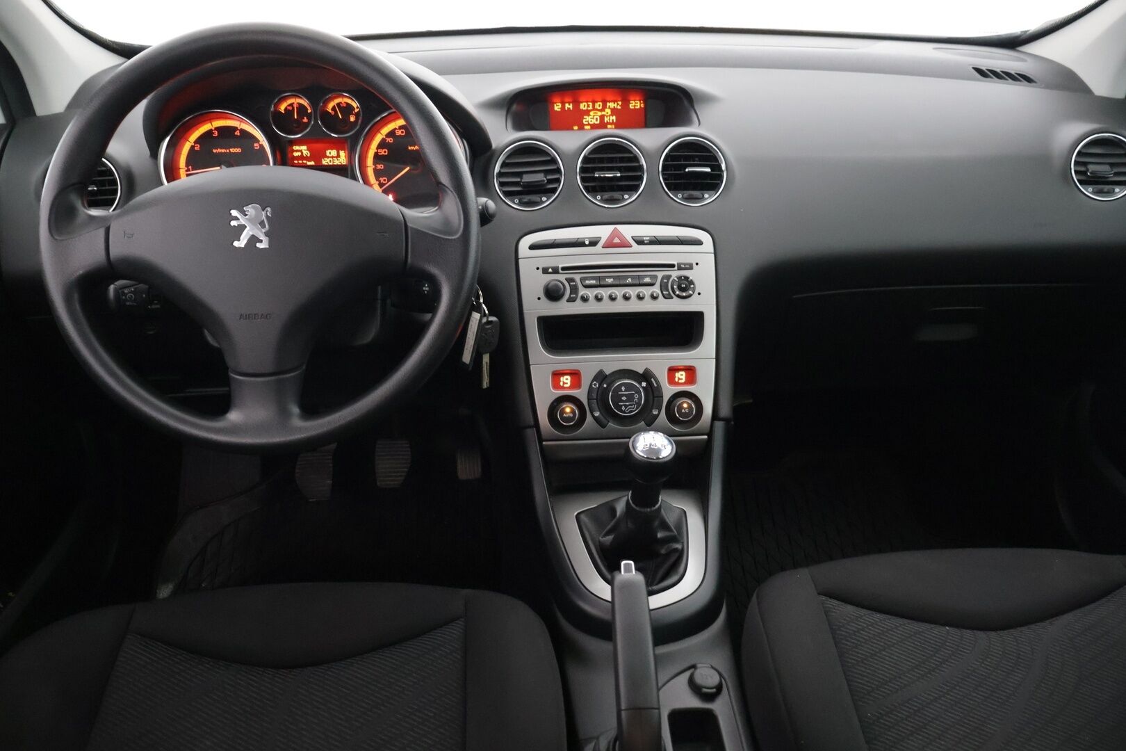 Peugeot 308 2011 VTi 120 Millesim 200 II 5-ov ** Cruise / Huollettu / Lohko + sisäpistok.**** - Maltillinen omistaja historia (2-Omistajaa) / Kahdet hyvät renkaat