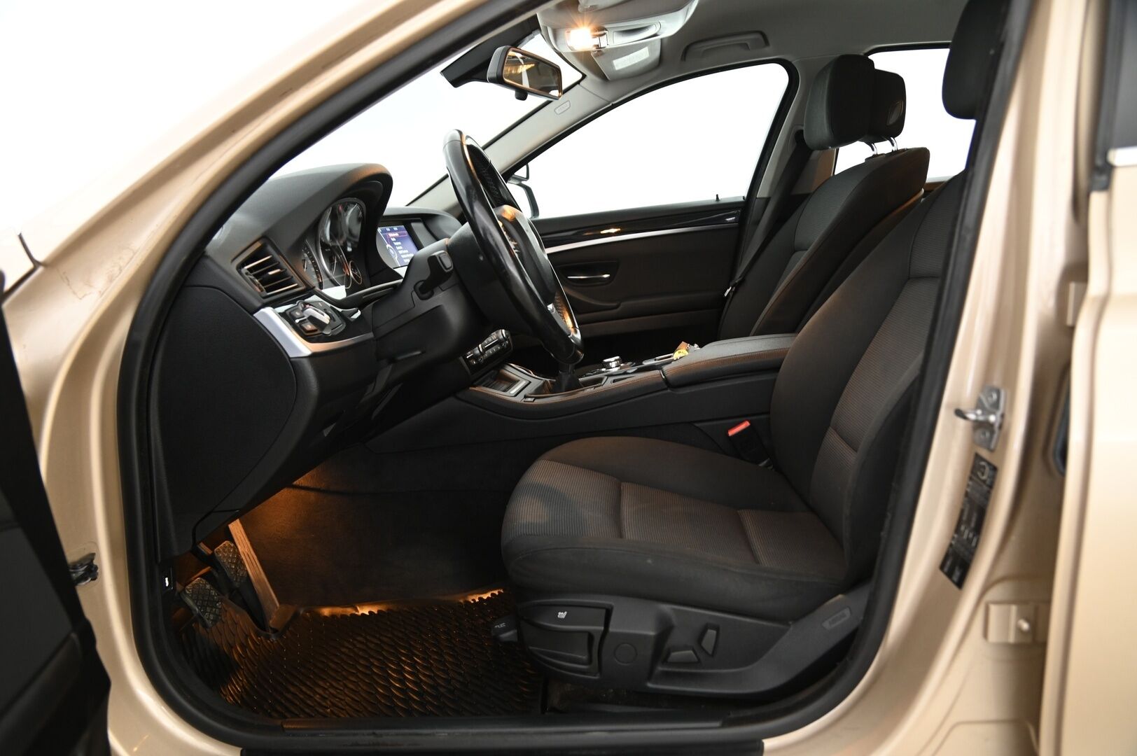 BMW 520 2010 F10 Sedan Business *Myydään Huutokaupat.com*