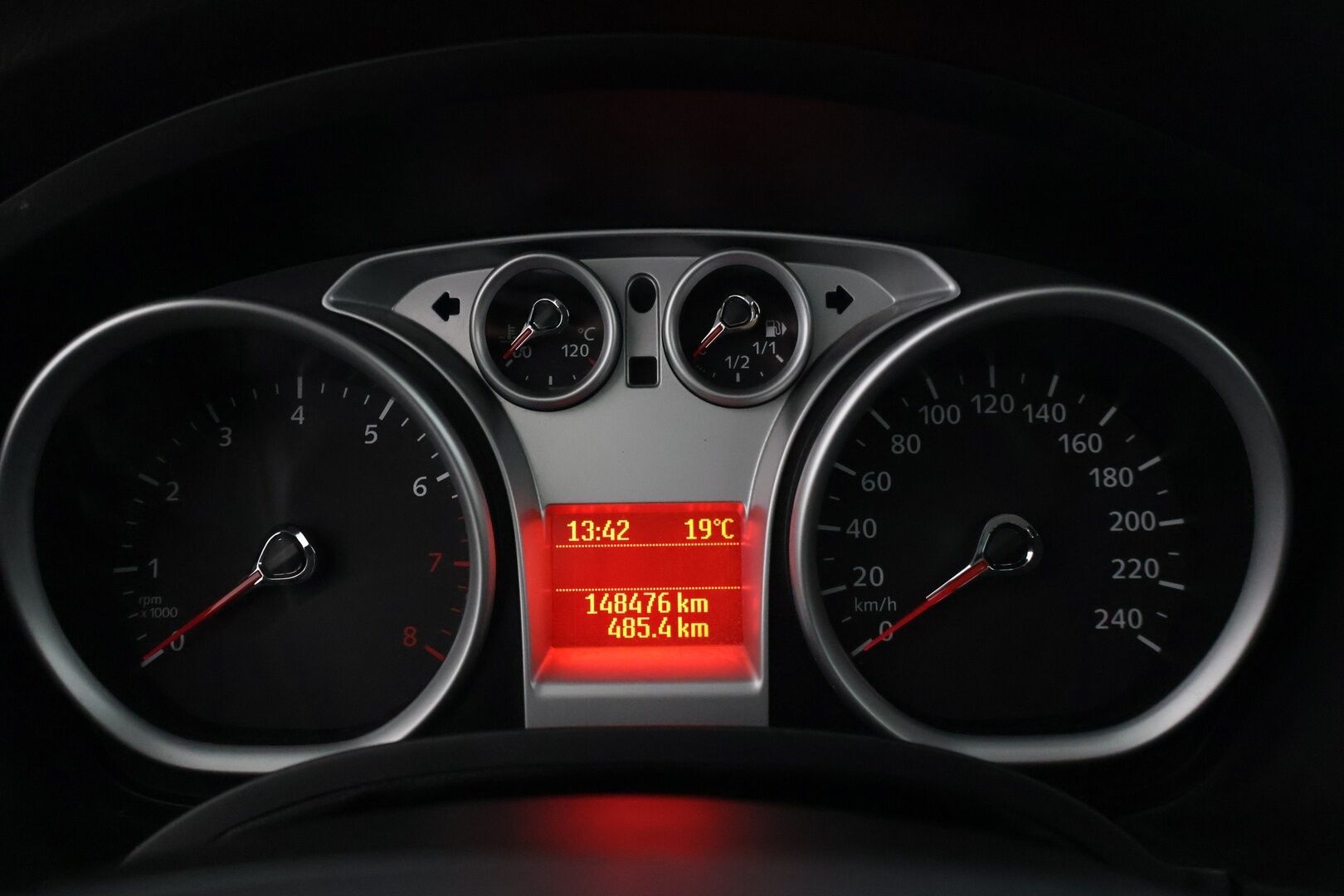 Ford Focus 2011 1,6 100 hv Trend Design M5 Wagon * Vakkari / Kahdet renkaat / Ilmastointi /  Thule Telineet * - Suomi-auto vankalla huoltohistorialla. Jakopää tehty. - HULLUT VÄLIPÄIVÄT KORKOTARJOUS 2,49%