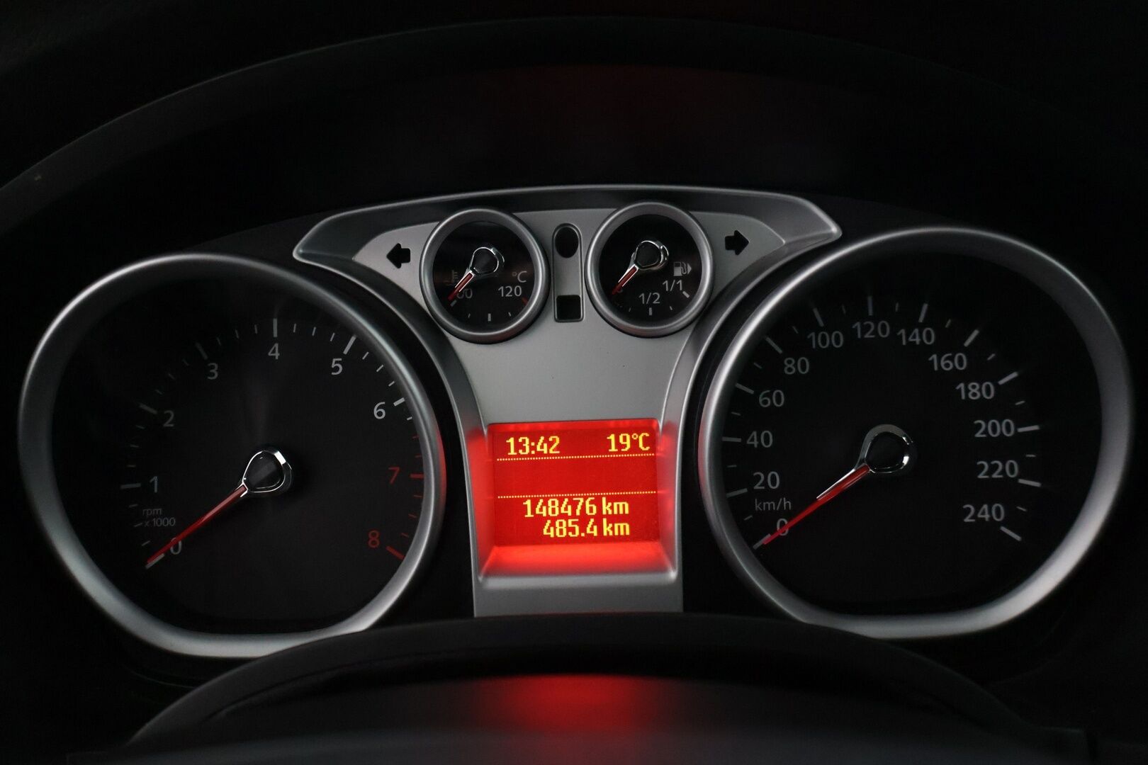 Ford Focus 2011 1,6 100 hv Trend Design M5 Wagon * Vakkari / Kahdet renkaat / Ilmastointi /  Thule Telineet * - Suomi-auto vankalla huoltohistorialla. Jakopää tehty. - HULLUT VÄLIPÄIVÄT KORKOTARJOUS 2,49%