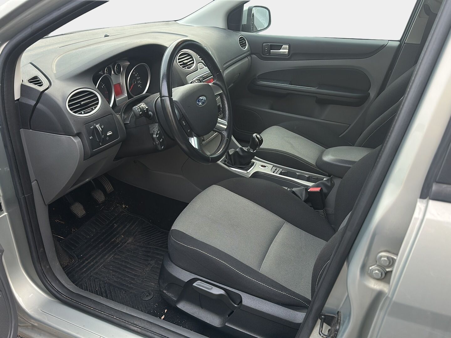 Ford Focus 2011 1,6 100 hv Trend Design M5 Wagon **YritysOutlet - Myydään vain yrityksille / Vakkari / Kahdet renkaat / Tilava Suomi-auto / Telineet / * - *YritysOutlet - Myydään vain yrityksille* Suomi-auto / Vankka huoltohistoria / Jakopää tehty! / Soittaja on voittaja! / * - Osta nyt, maksa vasta ensi vuonna