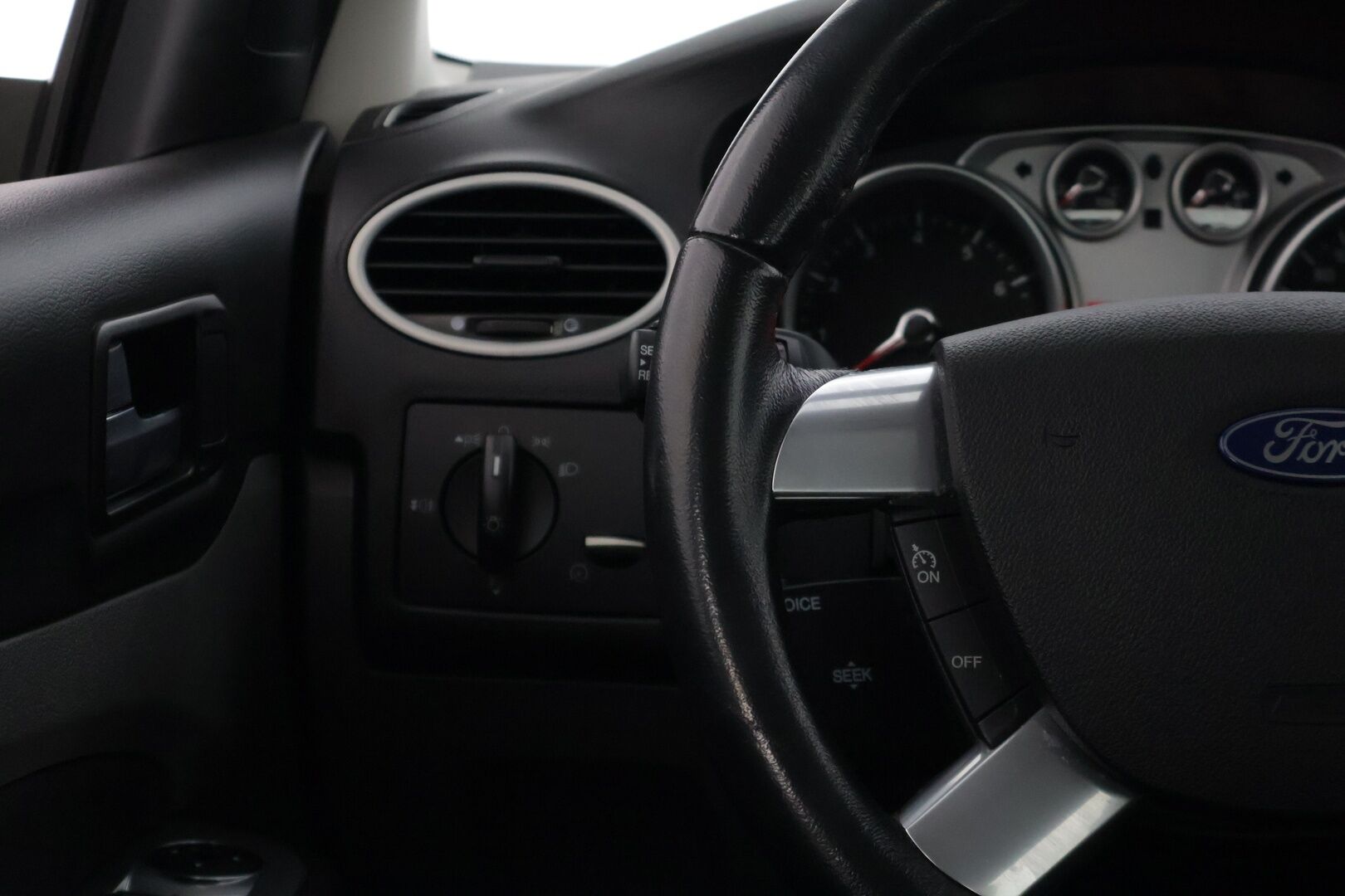 Ford Focus 2011 1,6 100 hv Trend Design M5 Wagon * Vakkari / Kahdet renkaat / Ilmastointi /  Thule Telineet * - Suomi-auto vankalla huoltohistorialla. Jakopää tehty. - HULLUT VÄLIPÄIVÄT KORKOTARJOUS 2,49%