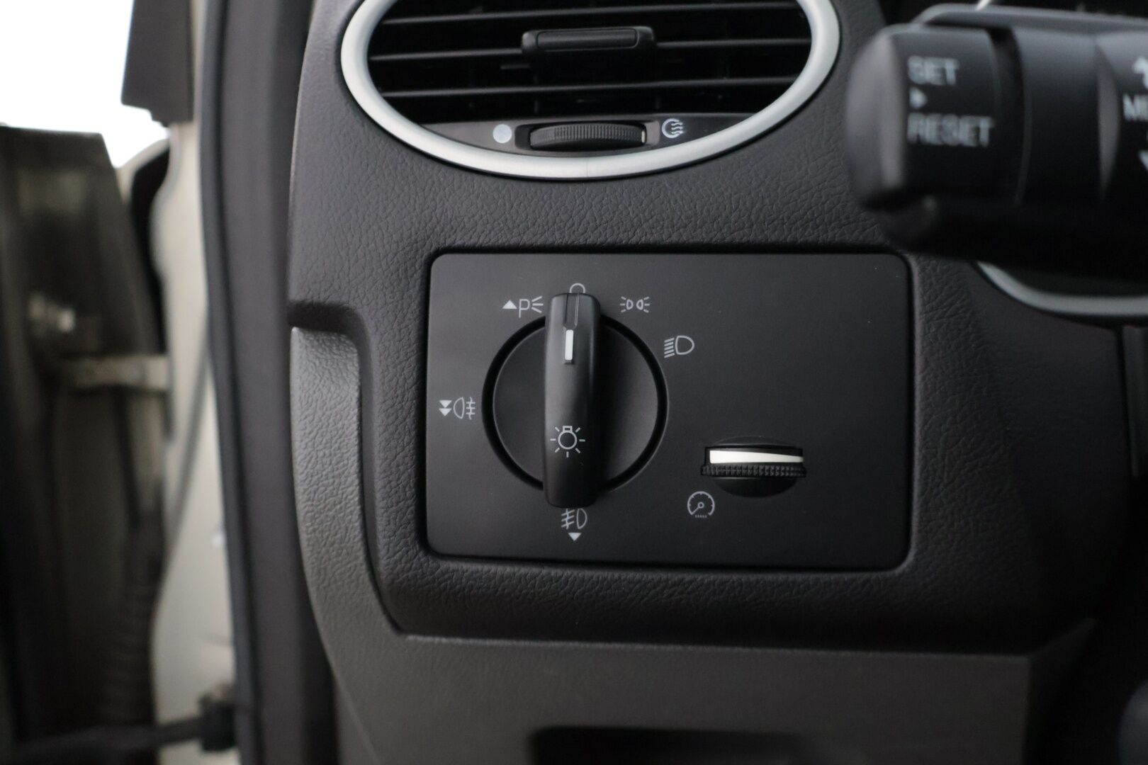 Ford Focus 2011 1,6 100 hv Trend Design M5 Wagon * Vakkari / Kahdet renkaat / Ilmastointi /  Thule Telineet * - Suomi-auto vankalla huoltohistorialla. Jakopää tehty. - HULLUT VÄLIPÄIVÄT KORKOTARJOUS 2,49%