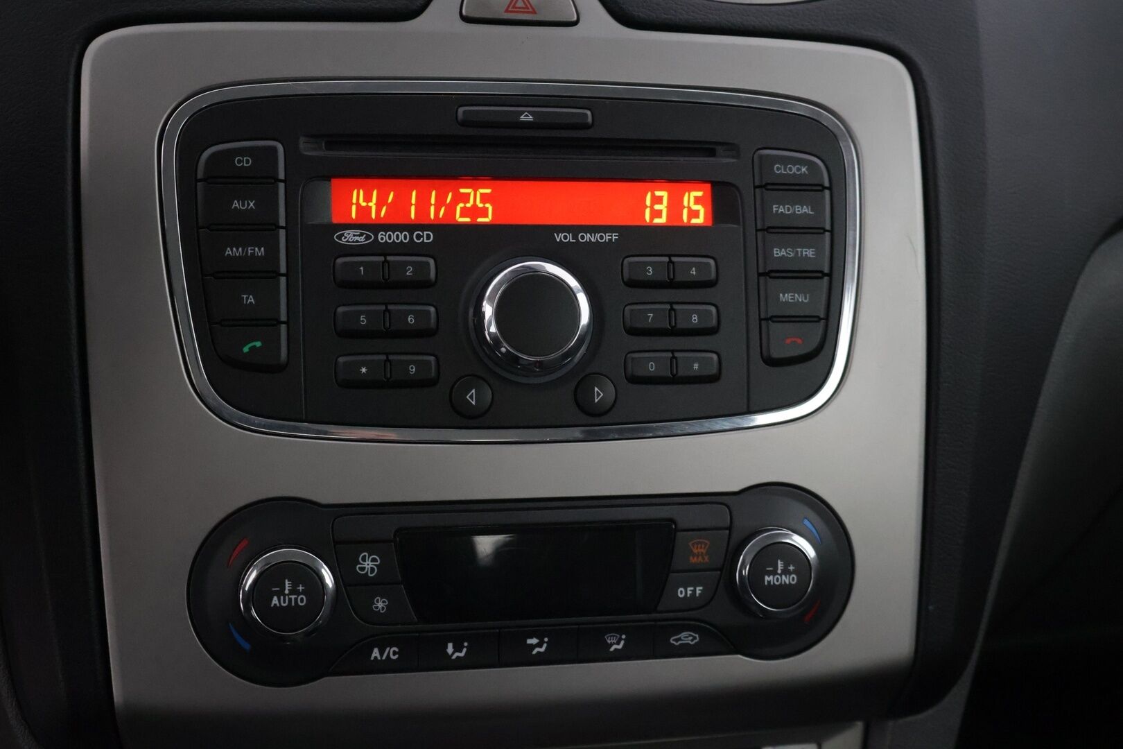 Ford Focus 2011 1,6 100 hv Trend Design M5 Wagon * Vakkari / Kahdet renkaat / Ilmastointi /  Thule Telineet * - Suomi-auto vankalla huoltohistorialla. Jakopää tehty. - HULLUT VÄLIPÄIVÄT KORKOTARJOUS 2,49%