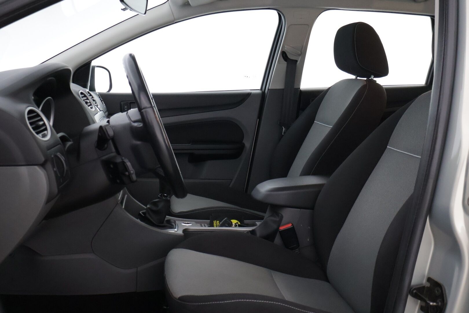 Ford Focus 2011 1,6 100 hv Trend Design M5 Wagon * Vakkari / Kahdet renkaat / Ilmastointi /  Thule Telineet * - Suomi-auto vankalla huoltohistorialla. Jakopää tehty. - HULLUT VÄLIPÄIVÄT KORKOTARJOUS 2,49%