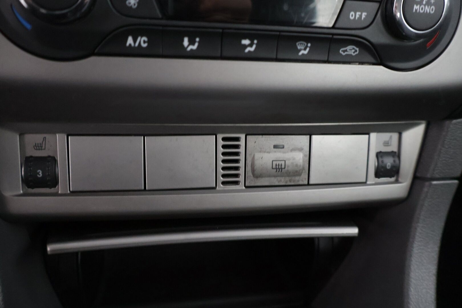 Ford Focus 2011 1,6 100 hv Trend Design M5 Wagon * Vakkari / Kahdet renkaat / Ilmastointi /  Thule Telineet * - Suomi-auto vankalla huoltohistorialla. Jakopää tehty. - HULLUT VÄLIPÄIVÄT KORKOTARJOUS 2,49%