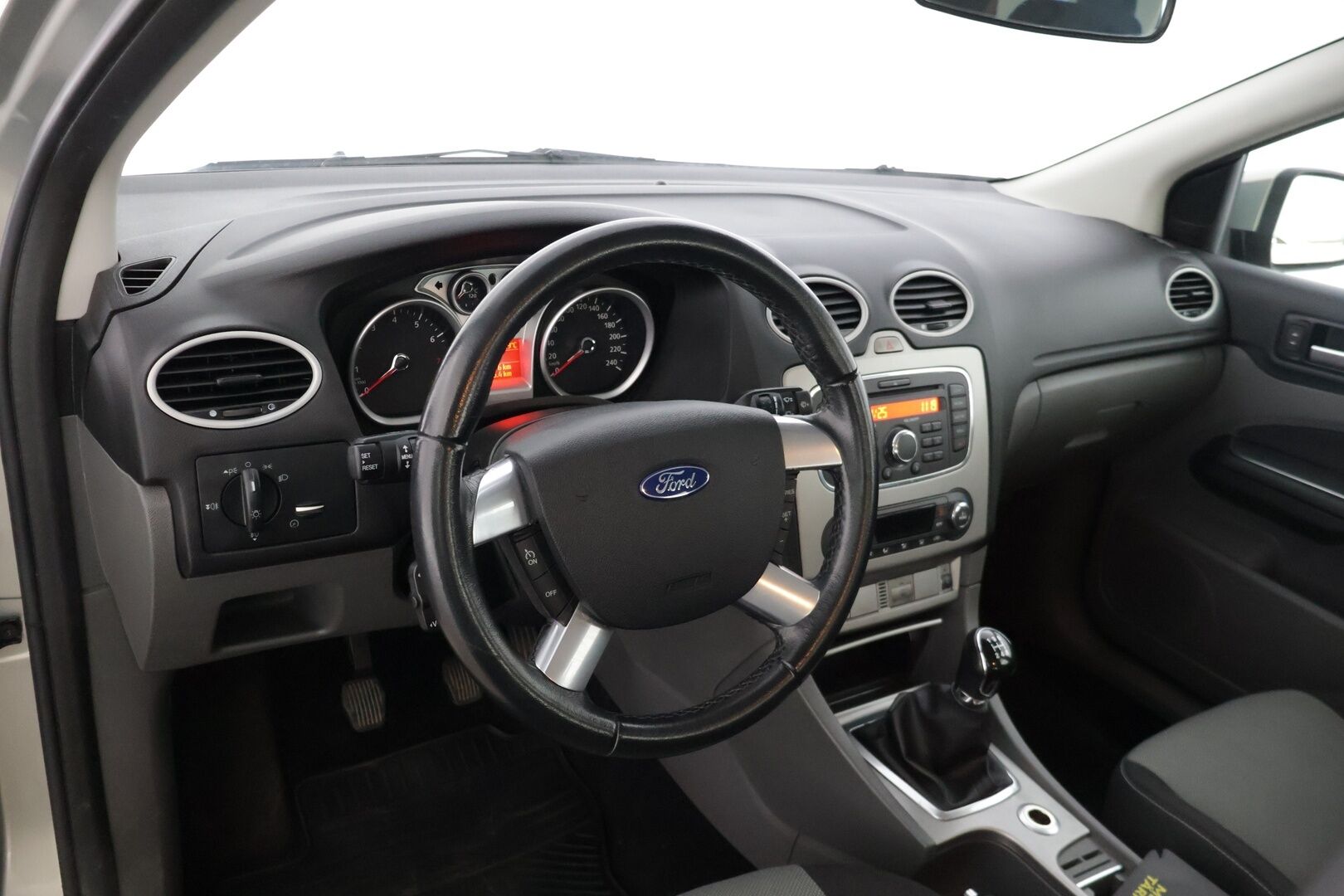 Ford Focus 2011 1,6 100 hv Trend Design M5 Wagon * Vakkari / Kahdet renkaat / Ilmastointi /  Thule Telineet * - Suomi-auto vankalla huoltohistorialla. Jakopää tehty. - HULLUT VÄLIPÄIVÄT KORKOTARJOUS 2,49%