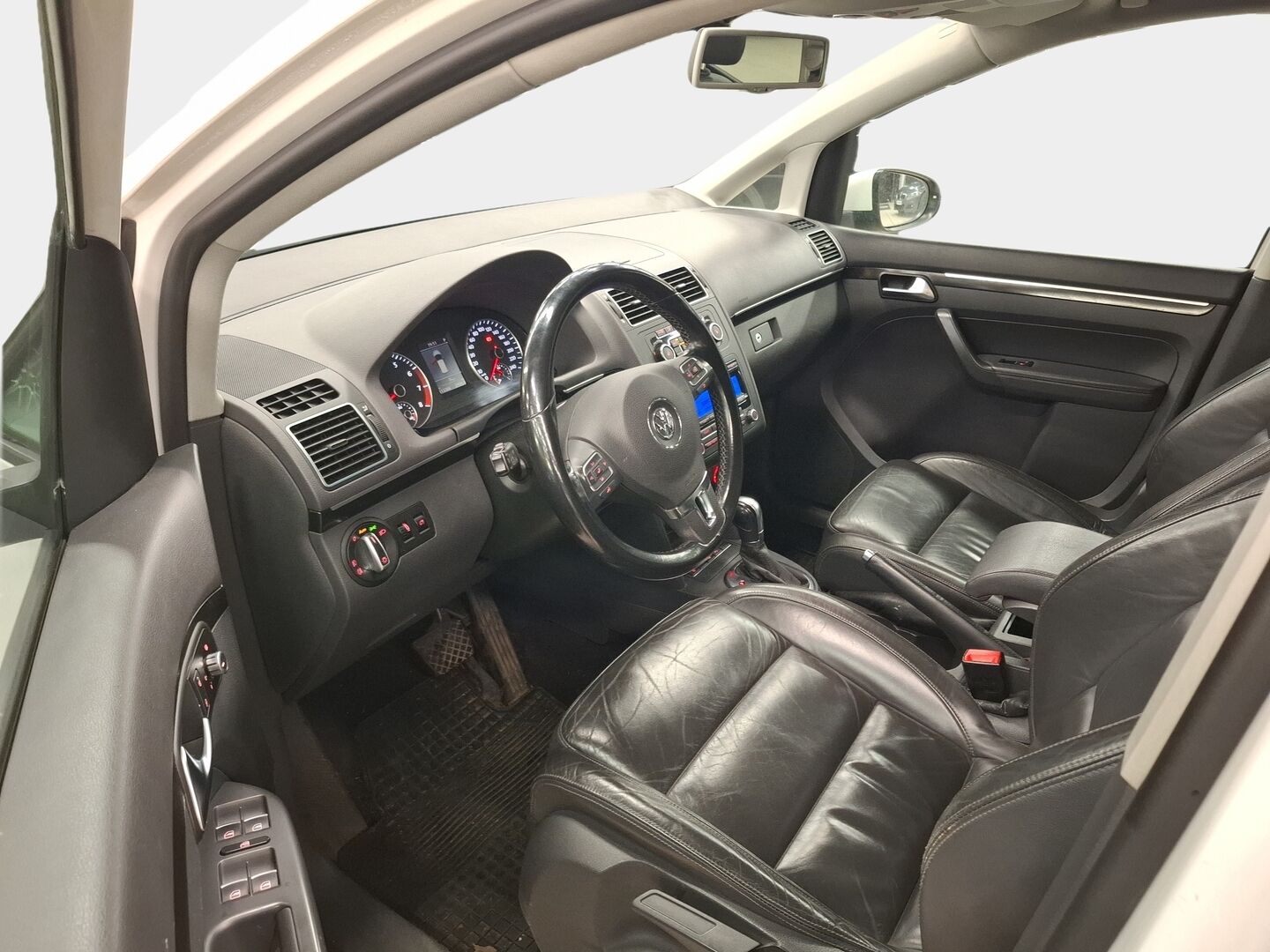 Volkswagen Touran 2011 Highline 1,4 TSI 103 kW (140 hv) DSG-automaatti * YritysOutlet - Myydään vain yrityksille *Lohko / Tutkat / Nahat / Koukku* - * Tämä auto myydään YritysOutlet -valikoimasta vain yritykselle * - Osta nyt, maksa vasta ensi vuonna